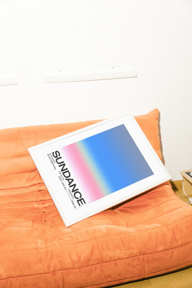 Un dégradé doux passe du bleu océan profond au rose poudré, sur une typographie noire audacieuse pour Sundance 2024. La composition minimaliste évoque le cœur émotionnel du cinéma moderne.. blue, minimalist, modern, pink, typographic