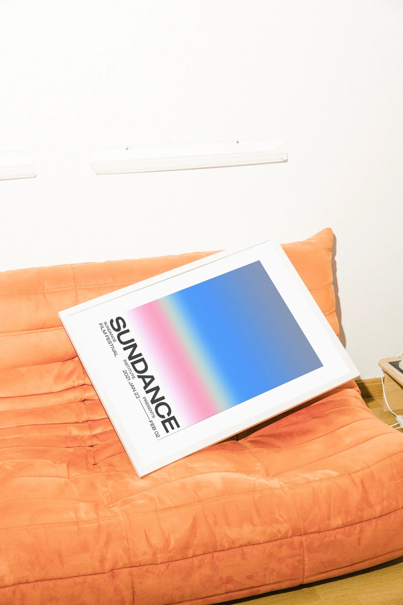 Un dégradé doux passe du bleu océan profond au rose poudré, sur une typographie noire audacieuse pour Sundance 2024. La composition minimaliste évoque le cœur émotionnel du cinéma moderne.. blue, minimalist, modern, pink, typographic