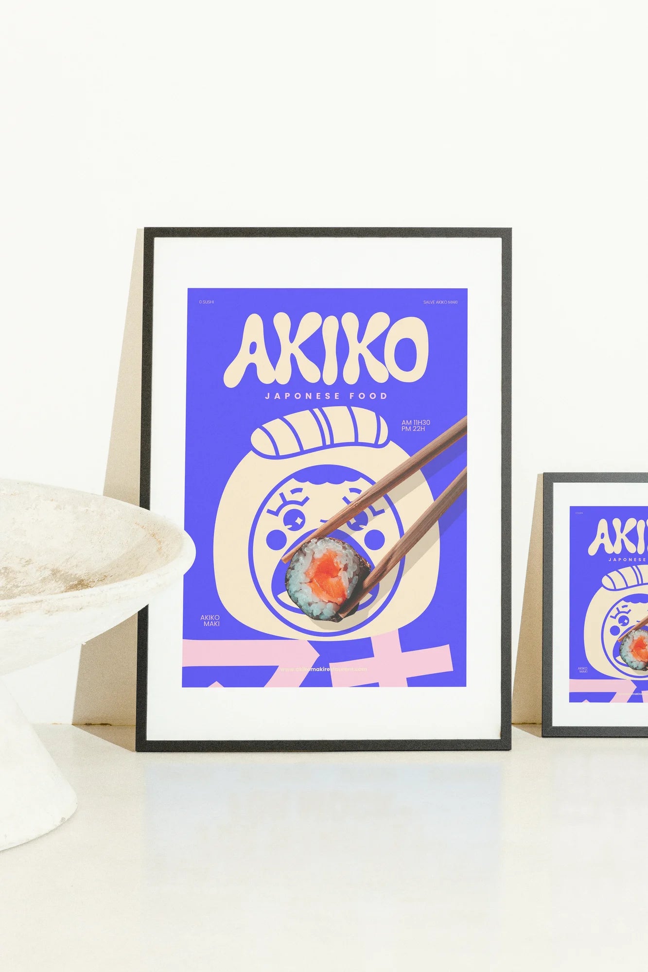 Une illustration numérique vibrante représentant un rouleau de sushi et un personnage de dessin animé sur un fond bleu audacieux. Des couleurs modernes et ludiques (bleu, crème, orange) créent une ambiance énergique, a. blue, digital, modern, orange, pink, playful, vibrant