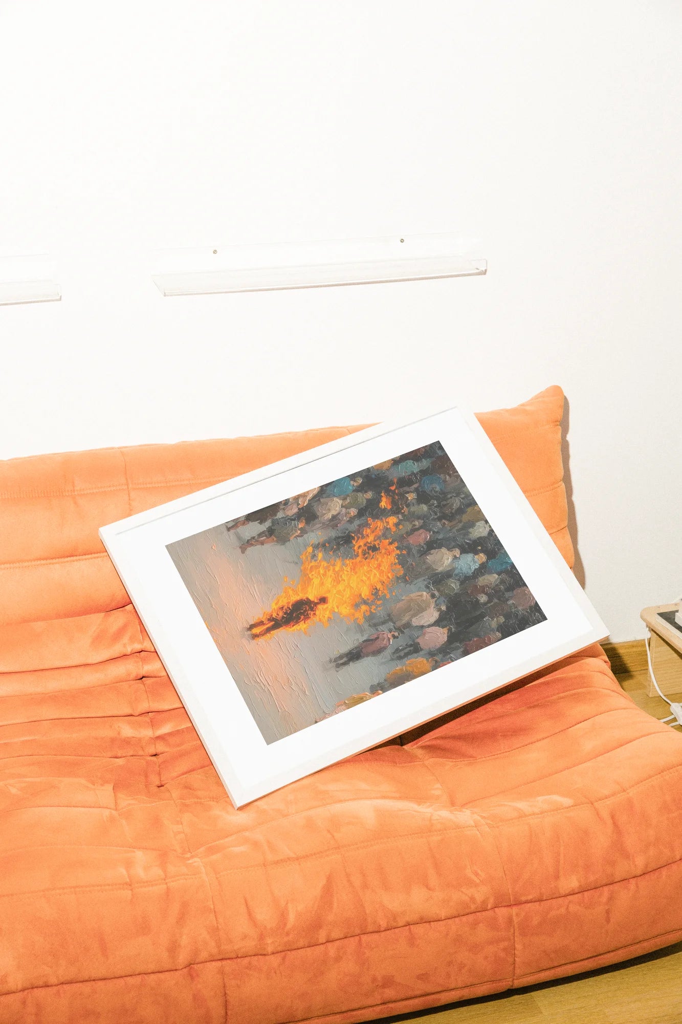 Huile sur toile capturant une figure consumée par les flammes au milieu d'une foule intense aux tons sourds. Des coups de pinceau dynamiques évoquent le drame et une énergie apocalyptique.. dramatic, figure, orange, red, vibrant