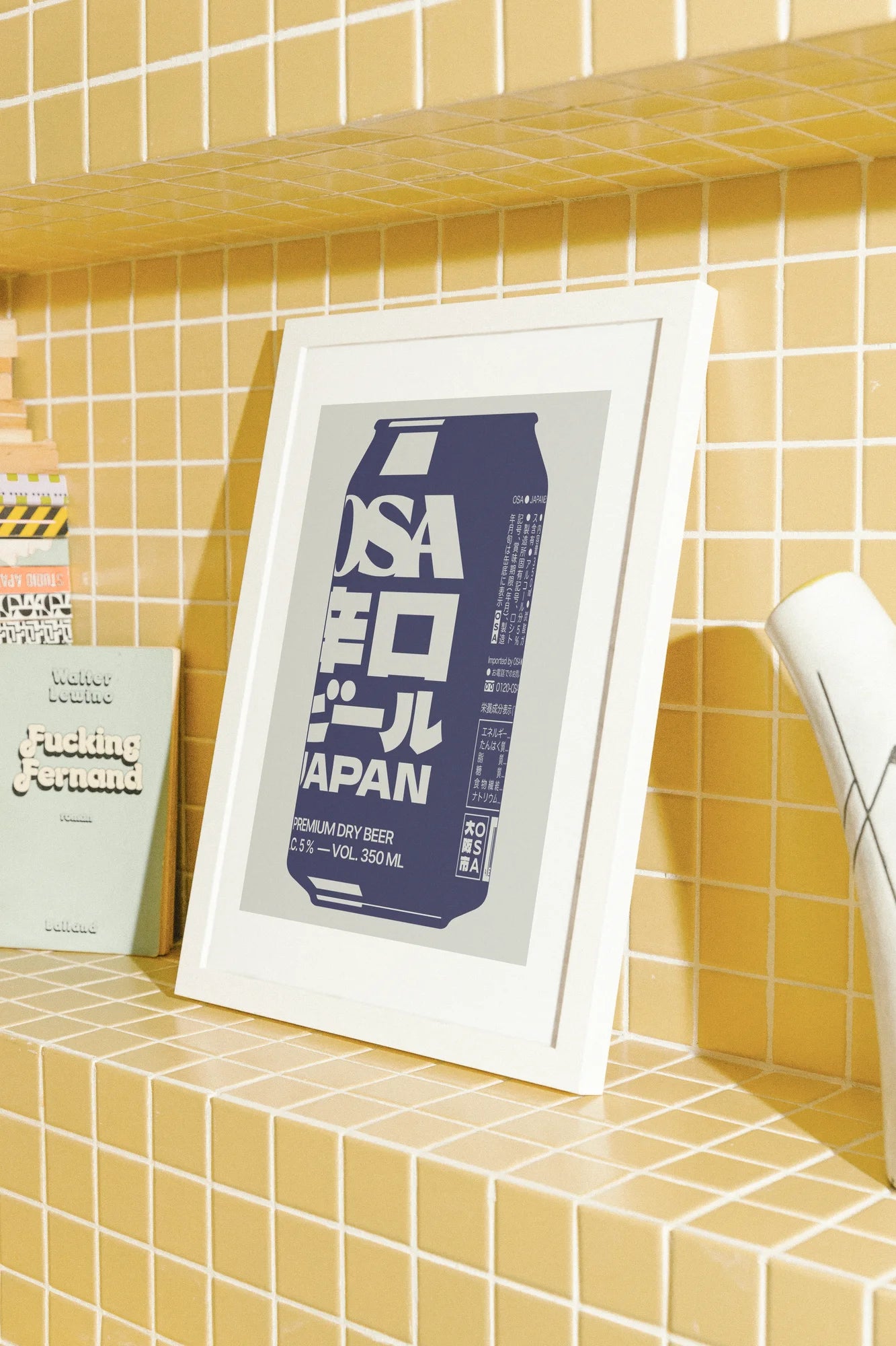 Une élégante boîte sèche étiquetée OSA Japan se détache sur un bleu marine, capturant une précision minimaliste et une élégance moderne avec un contraste saisissant.. blue, minimalist, modern, typographic, white
