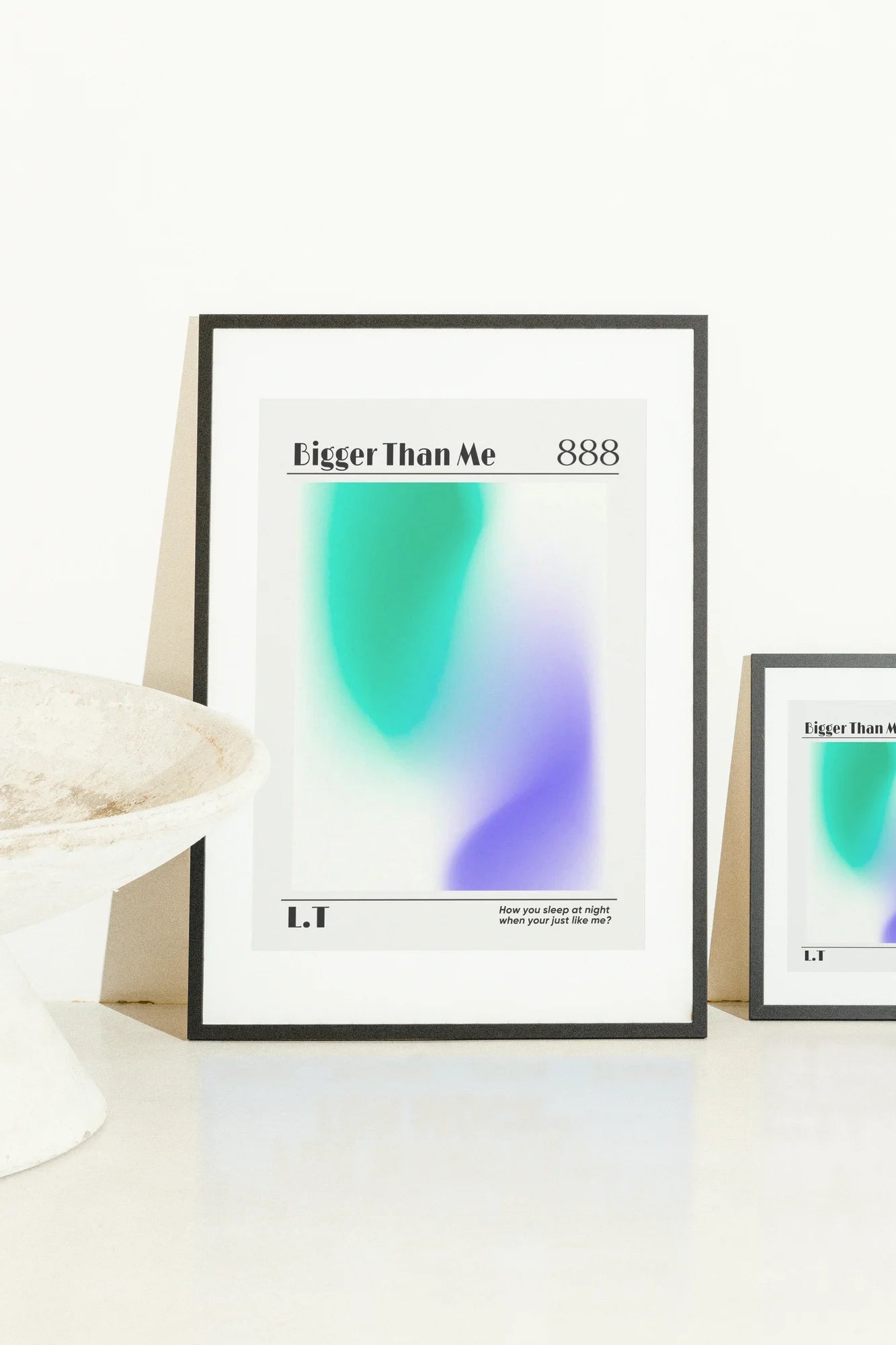 Œuvre d'art numérique minimaliste avec des dégradés de sarcelle, de violet et de blanc. Les éléments textuels 'Bigger Than Me 888' et 'L.T.' encadrent une ambiance sereine et contemplative.. abstract, minimalist, purple, serene, teal, white