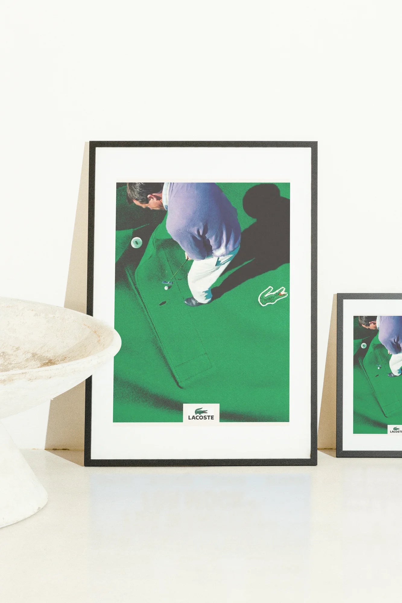Gros plan dynamique d'un golfeur sur un parcours vert vif, vêtu de violet sur fond de marque LACOSTE. Une composition sportive capturant le mouvement et l'élégance moderne.. green, modern, nature, portrait, purple