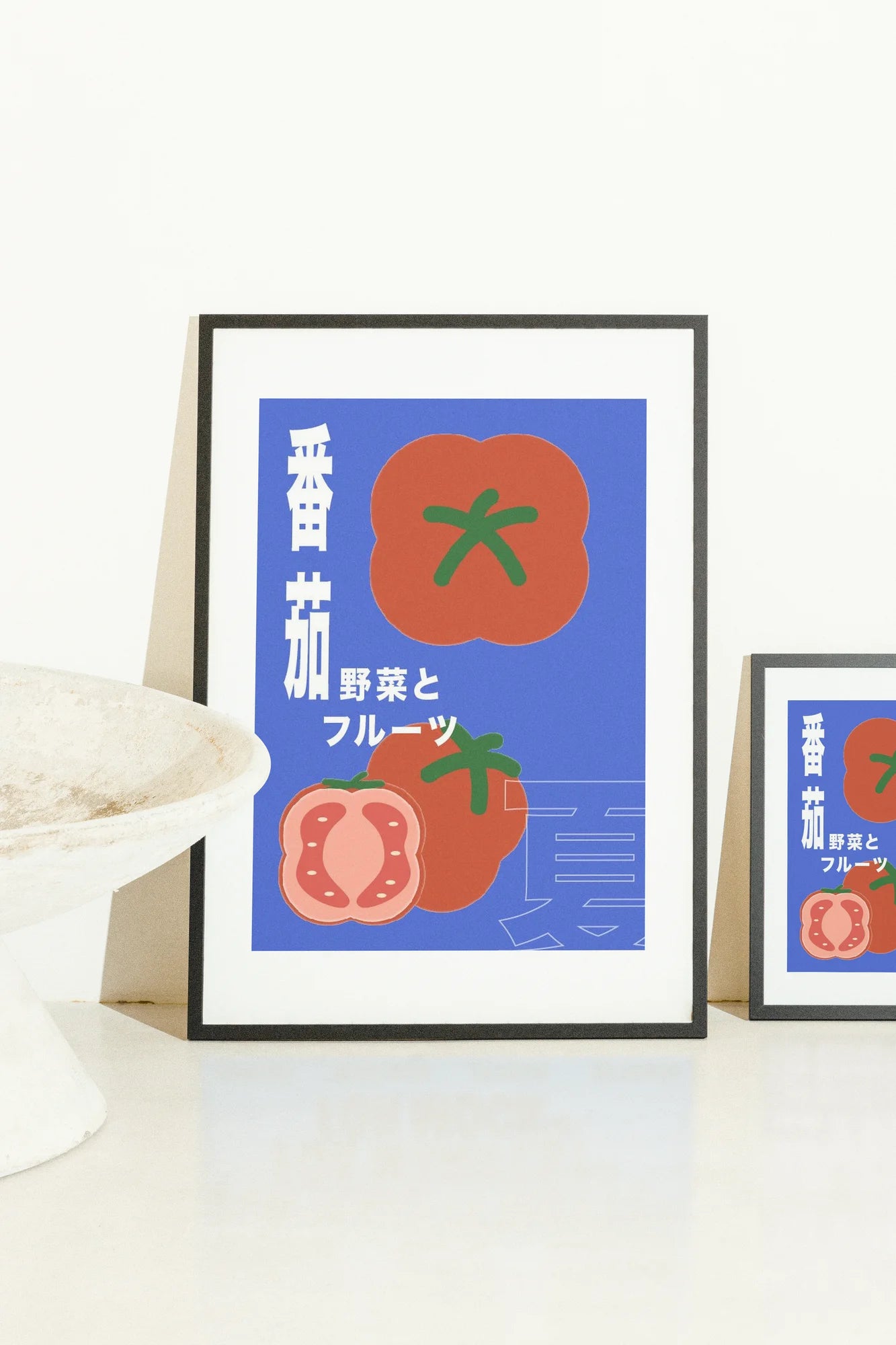 Une impression numérique minimaliste présentant une composition équilibrée de tomates entières et tranchées en rouge audacieux, bleu profond et vert vibrant. Une ambiance joyeuse rencontre le style galerie d'art moderne.. blue, green, minimalist, playful, red, vibrant