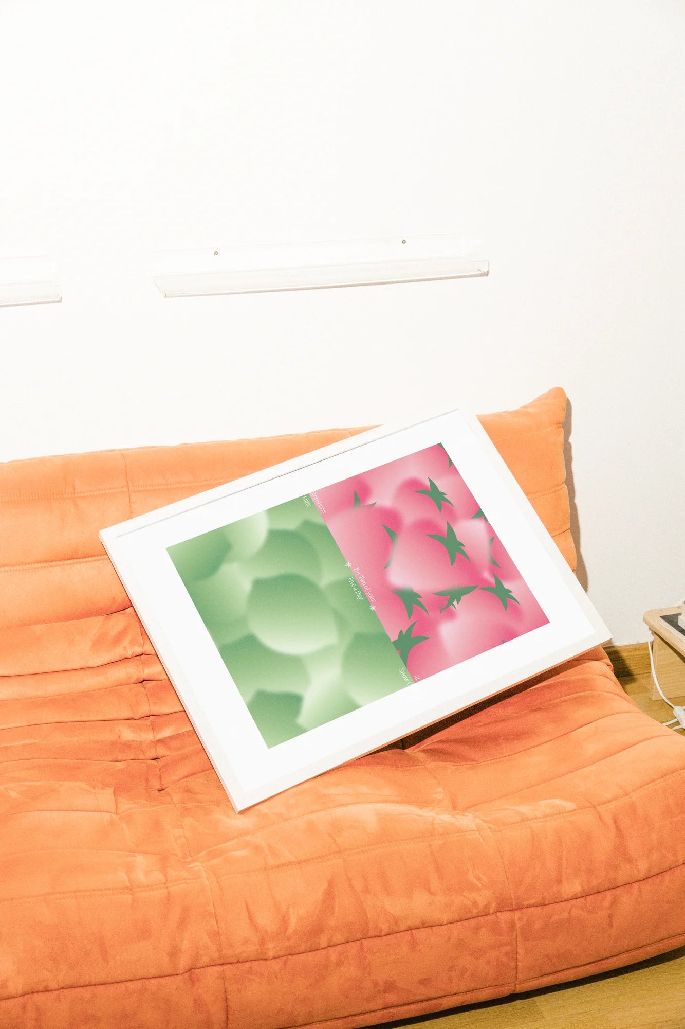 Style de légende de galerie d'art moderne, illustration numérique vibrante de fraises fraîches et d'un fond de feuilles vertes, dégradés de rose doux pour les baies, composition superposée nette.. digital, fresh, green, modern, pink, vibrant