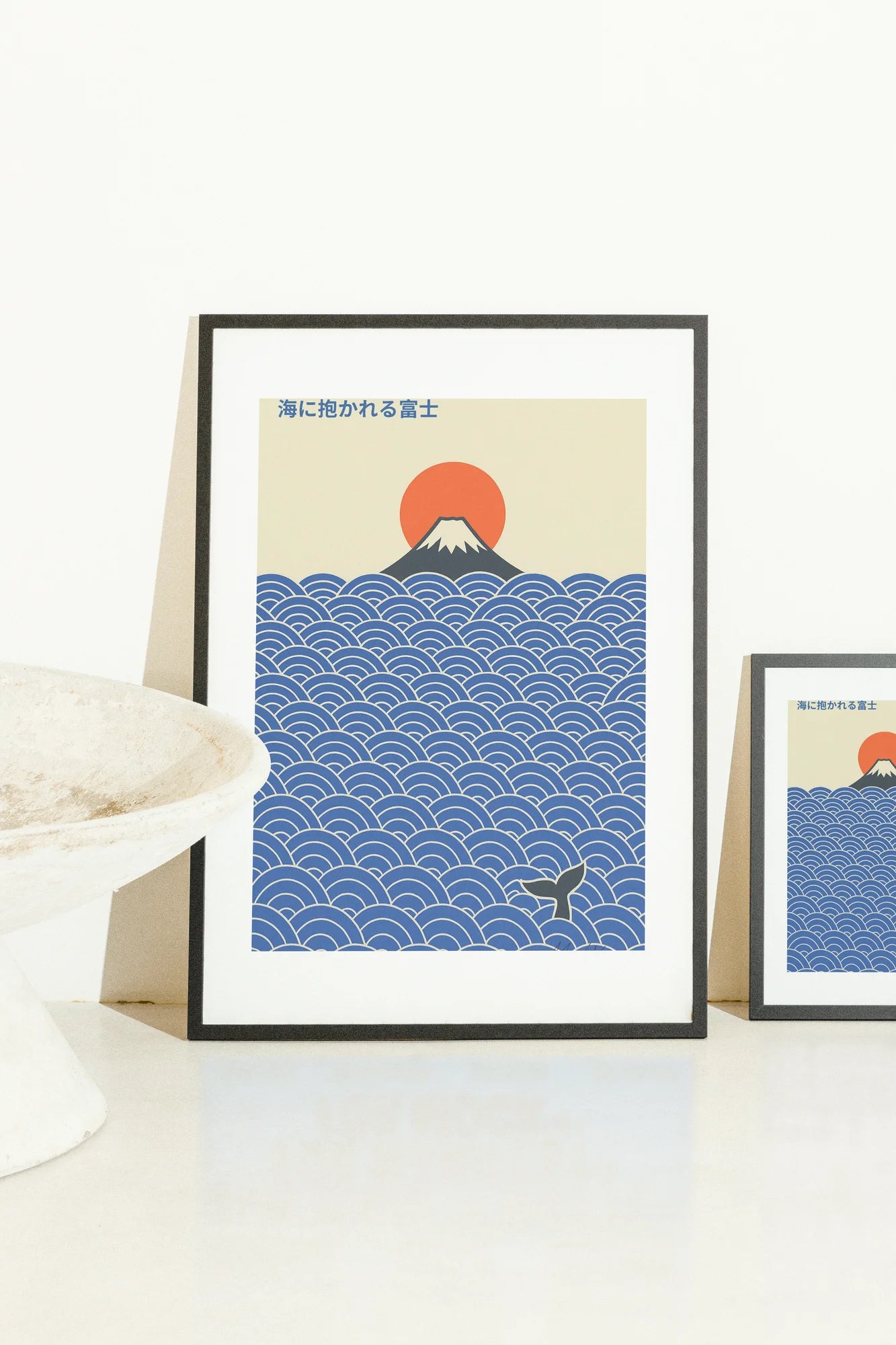 Composition plate et minimaliste du Mont Fuji et du soleil rouge encadrés par des vagues bleues tranquilles, ancrée par une queue de baleine symbolique. Une ode paisible à la majesté silencieuse de la nature.. blue, illustration, minimalist, nature, red, white