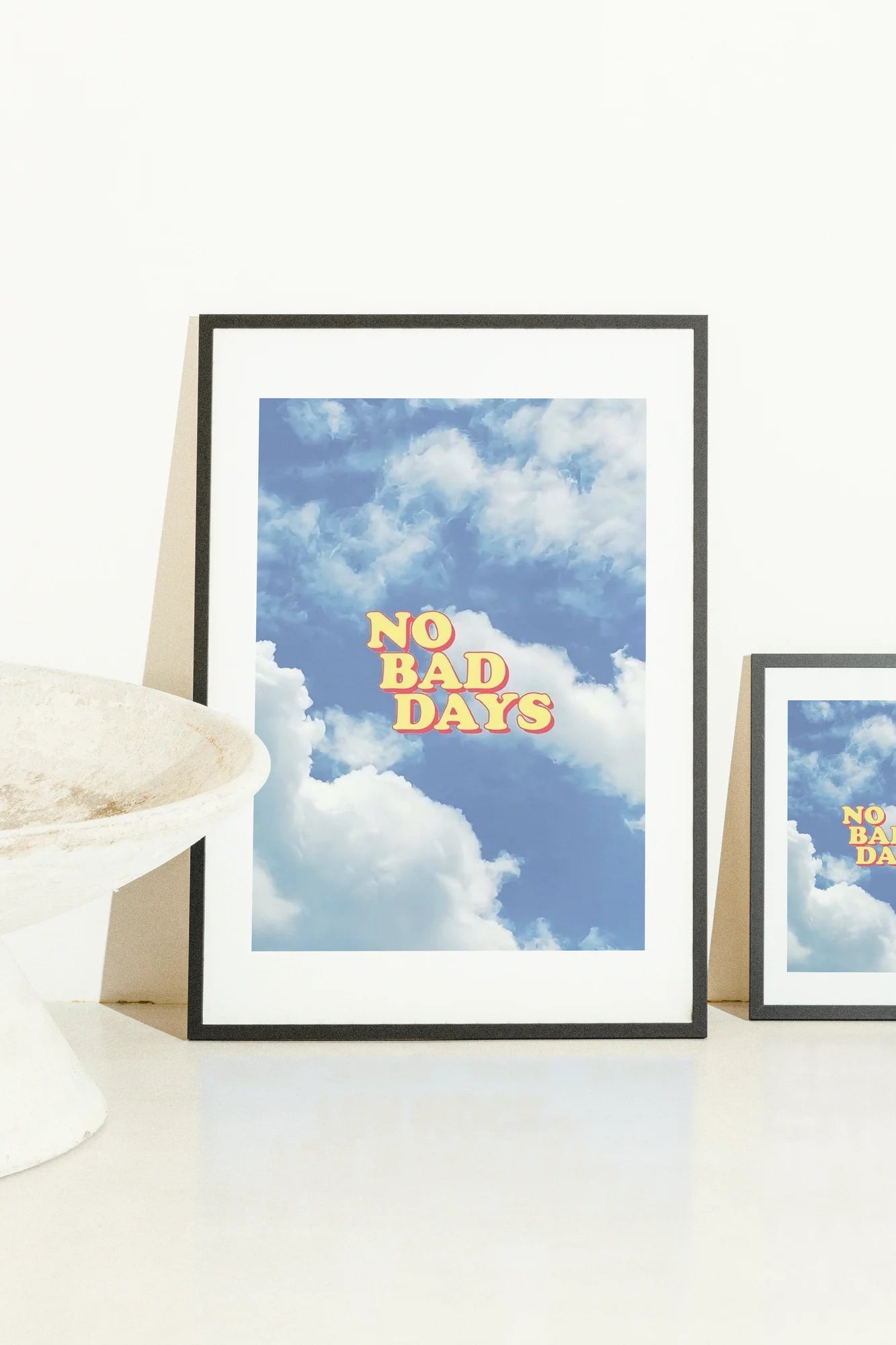 Une typographie rétro minimaliste déclare l'optimisme sur un ciel bleu éclatant. Une composition joyeuse de teintes vives et de nuages moelleux, évoquant un pur renouveau.. blue, minimalist, red, retro, vibrant, white, yellow