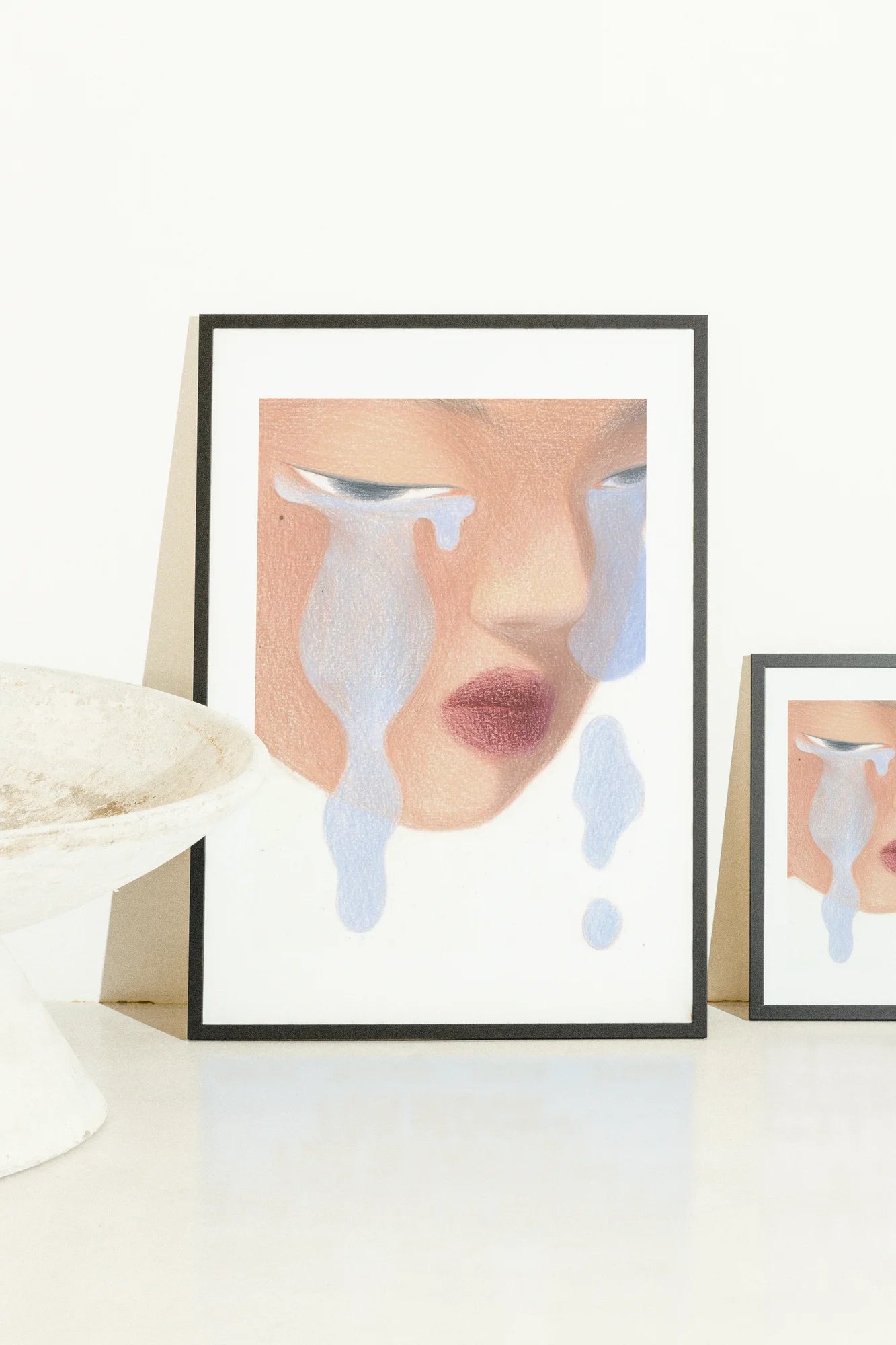 Un gros plan tendre capture des larmes qui coulent dans des bleus pastel doux sur des tons de peau chauds, rendu avec de délicats coups de crayon qui évoquent la mélancolie et l'émotion brute.. blue, moody, pastel, pink, portrait, red, watercolor