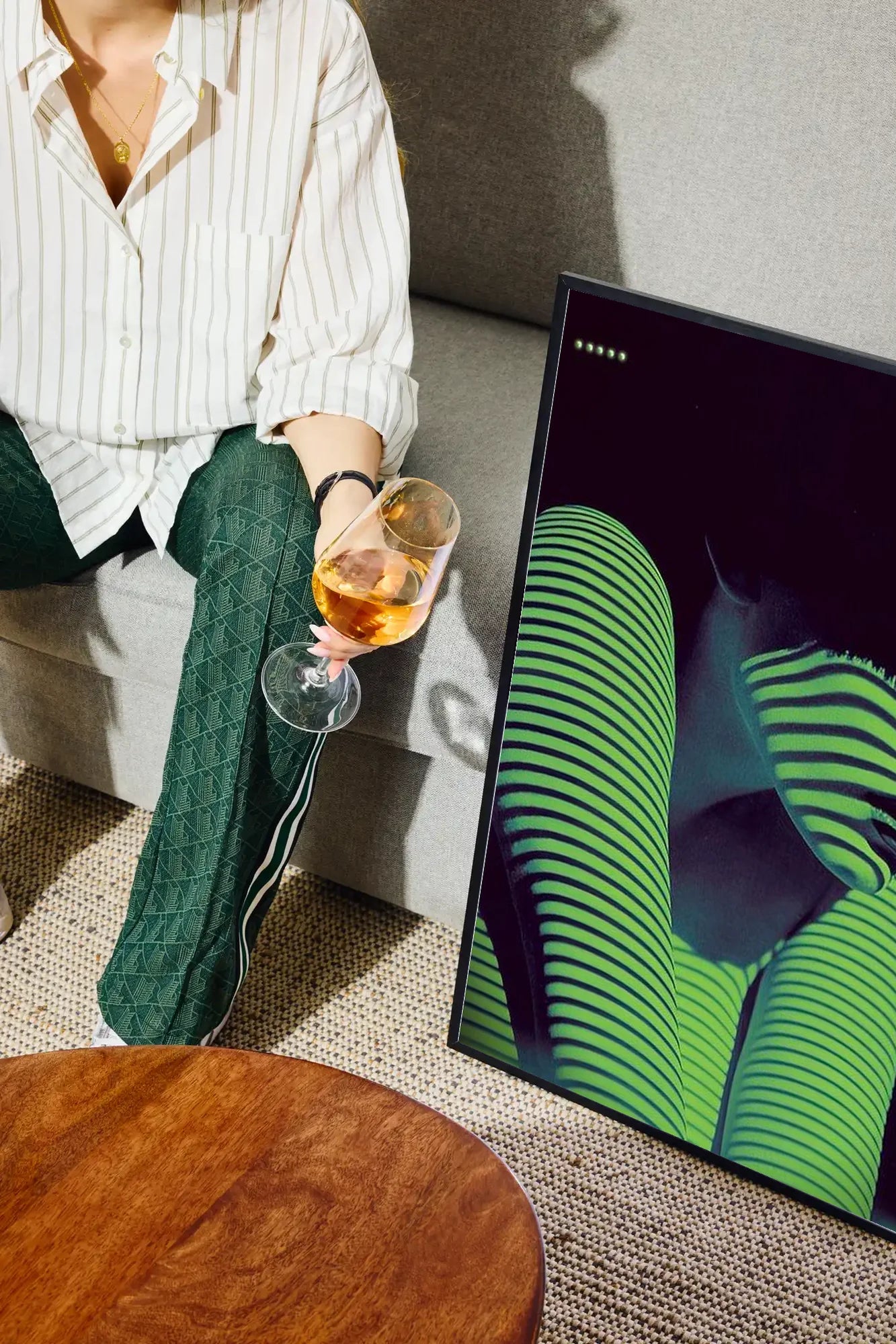 Neon Shadow - drinkglass-sofa