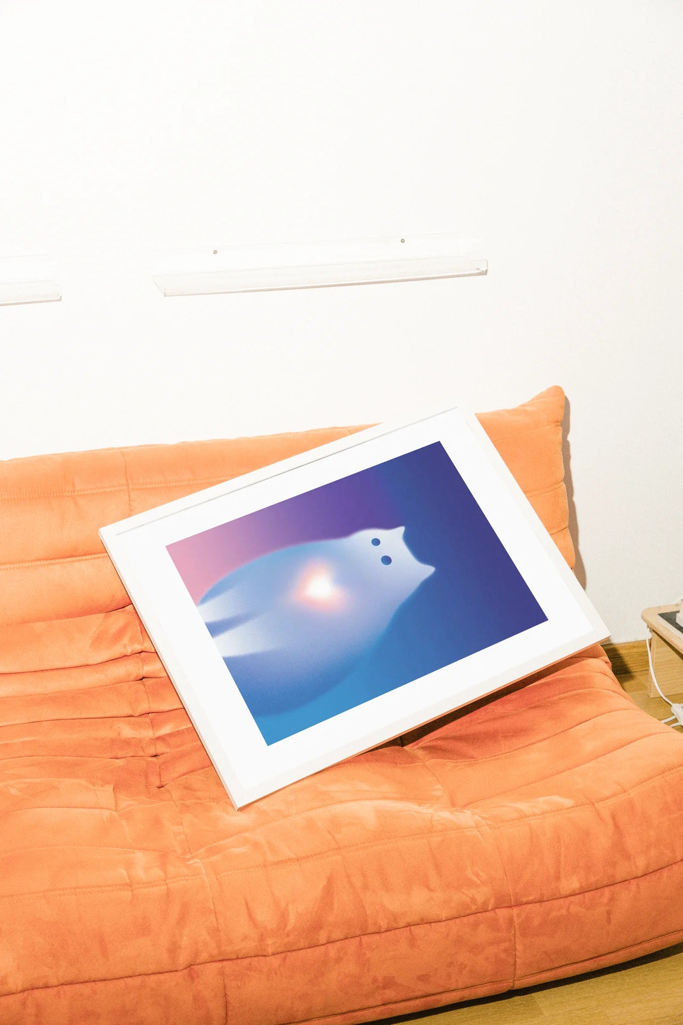 Un chat lumineux minimaliste est assis au centre d'un dégradé apaisant bleu-violet, rayonnant de chaleur et d'espoir dans sa présence éthérée.. blue, digital, ethereal, minimalist, pink, white