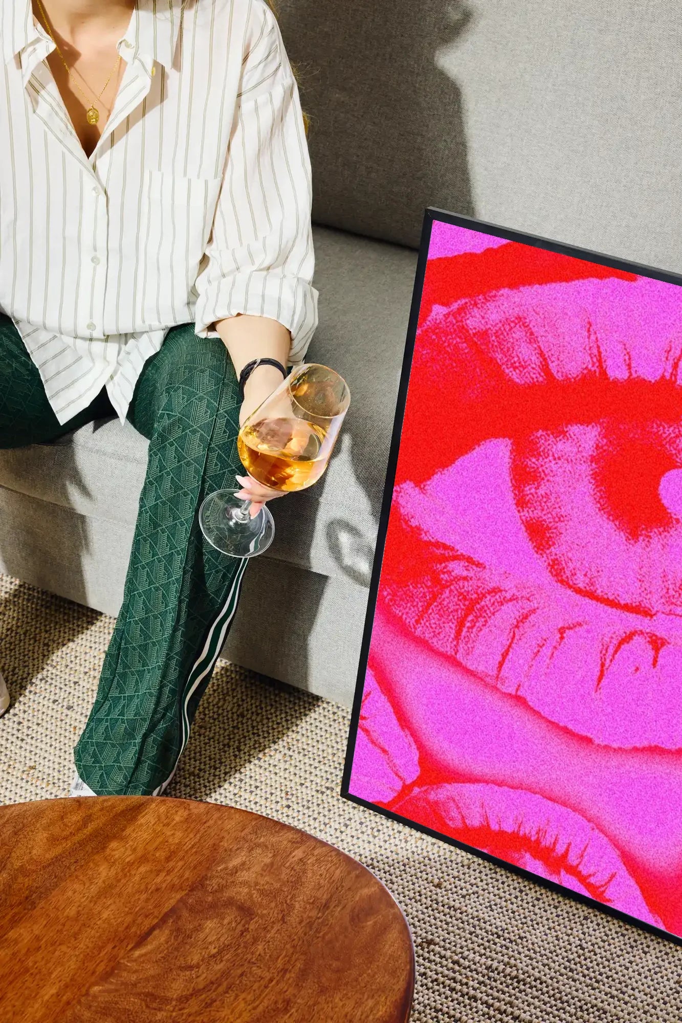 Neon Gaze - drinkglass-sofa