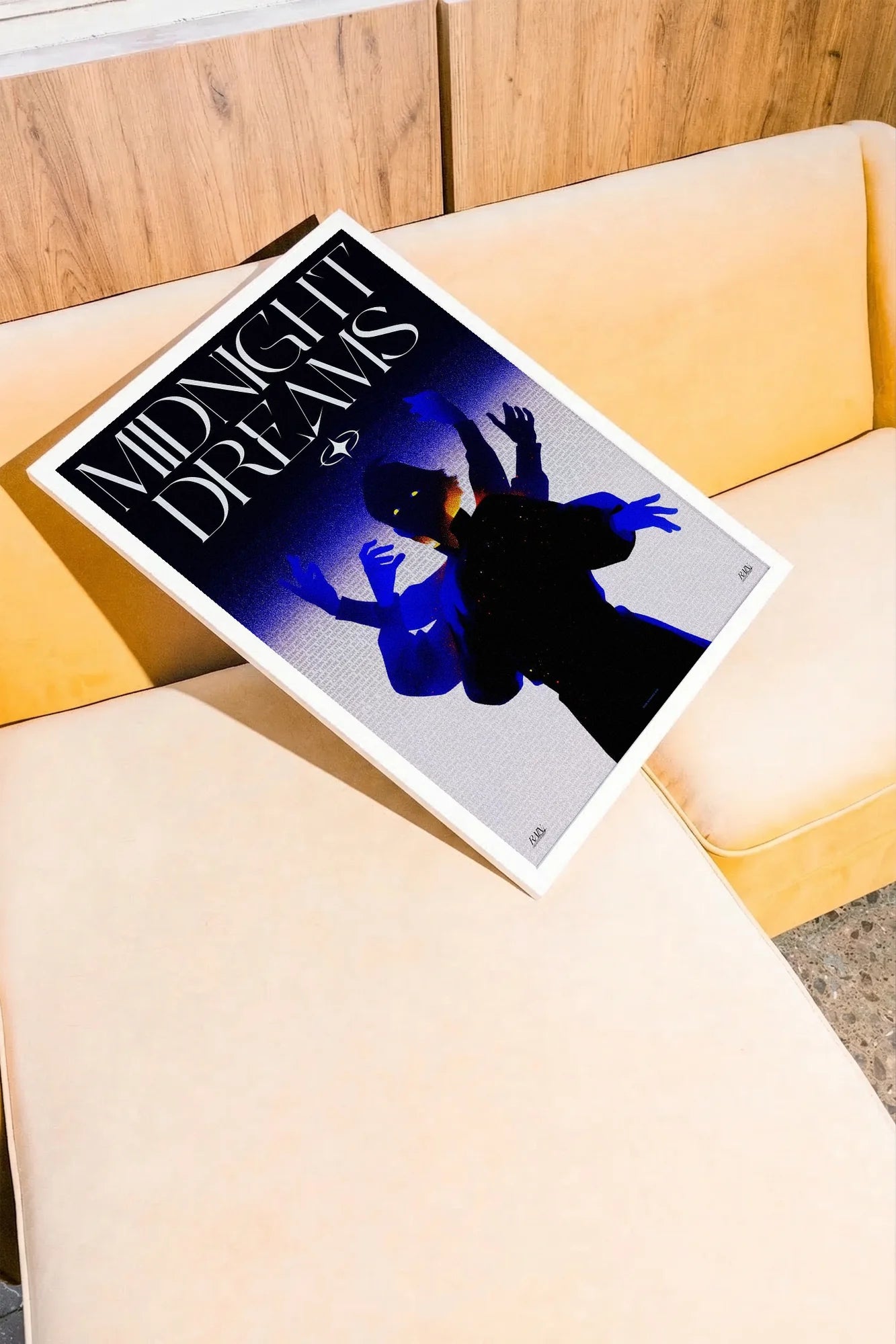 Midnight Echoes - sofajaune