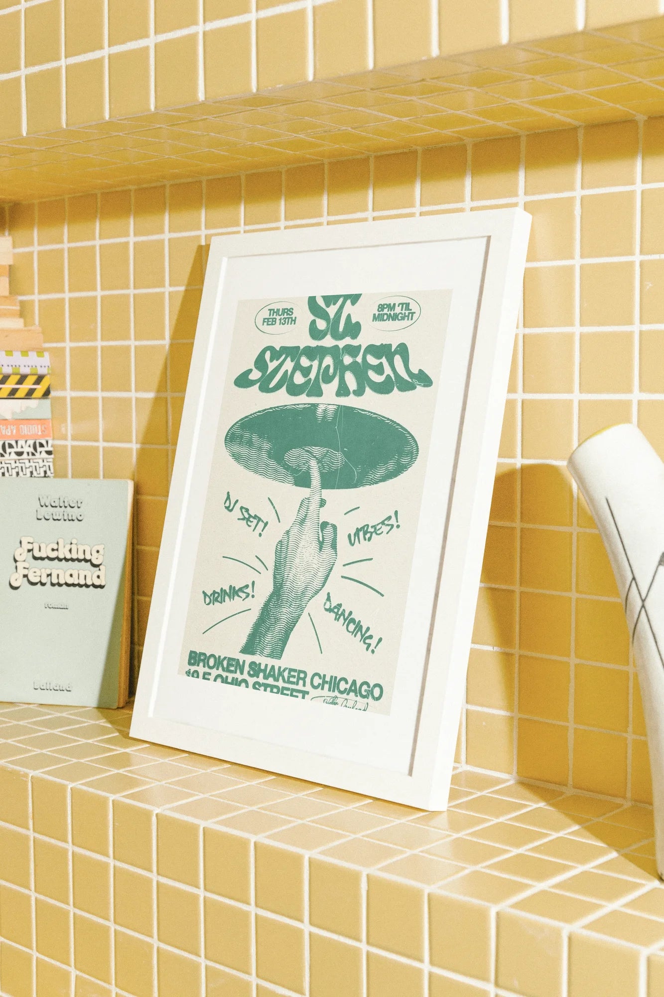 Une encre audacieuse rencontre un vert vibrant sur un blanc cassé, capturant un flyer rétro-festif où une main repose sur son propre chapeau. Une typographie dynamique pulse d'un rythme énergique.. black, green, illustration, retro, typographic, white