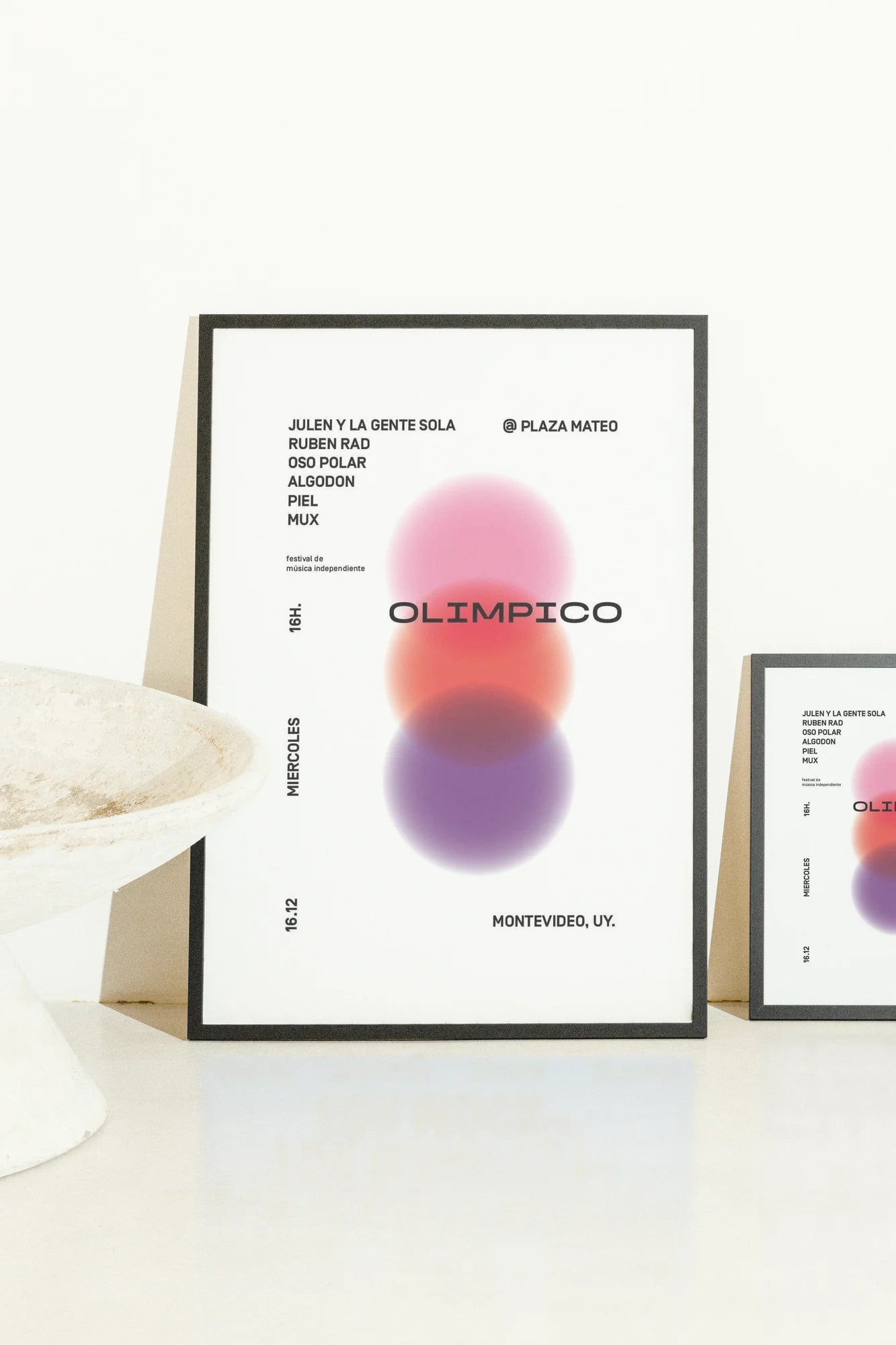 Minimalisme géométrique : Trois cercles superposés en rose, rouge et violet marquent le battement de cœur d'une affiche de festival numérique pour Olympico, capturant une énergie vibrante à travers un style moderne et épuré.. geometric, minimalist, modern, orange, pink, purple
