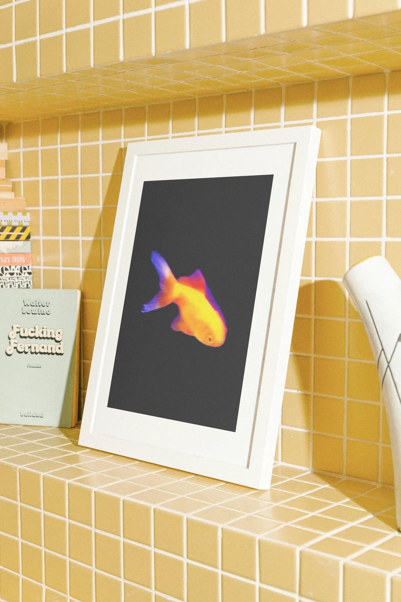 Une photographie numérique minimaliste capture un poisson vibrant rendu dans des tons de gradient thermique. Des teintes orange chaudes rencontrent des queues bleues froides sur une toile noire austère, évoquant le silence h. black, digital, marine, minimalist, orange, purple, vibrant