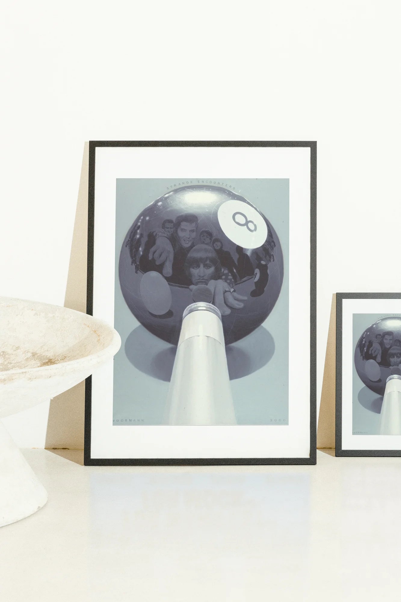 Une boule de billard symétrique en niveaux de gris, marquée d'un huit, reflète un groupe fantomatique sur un fond abyssal, évoquant mystère et introspection.. dreamlike, monochrome, photographic