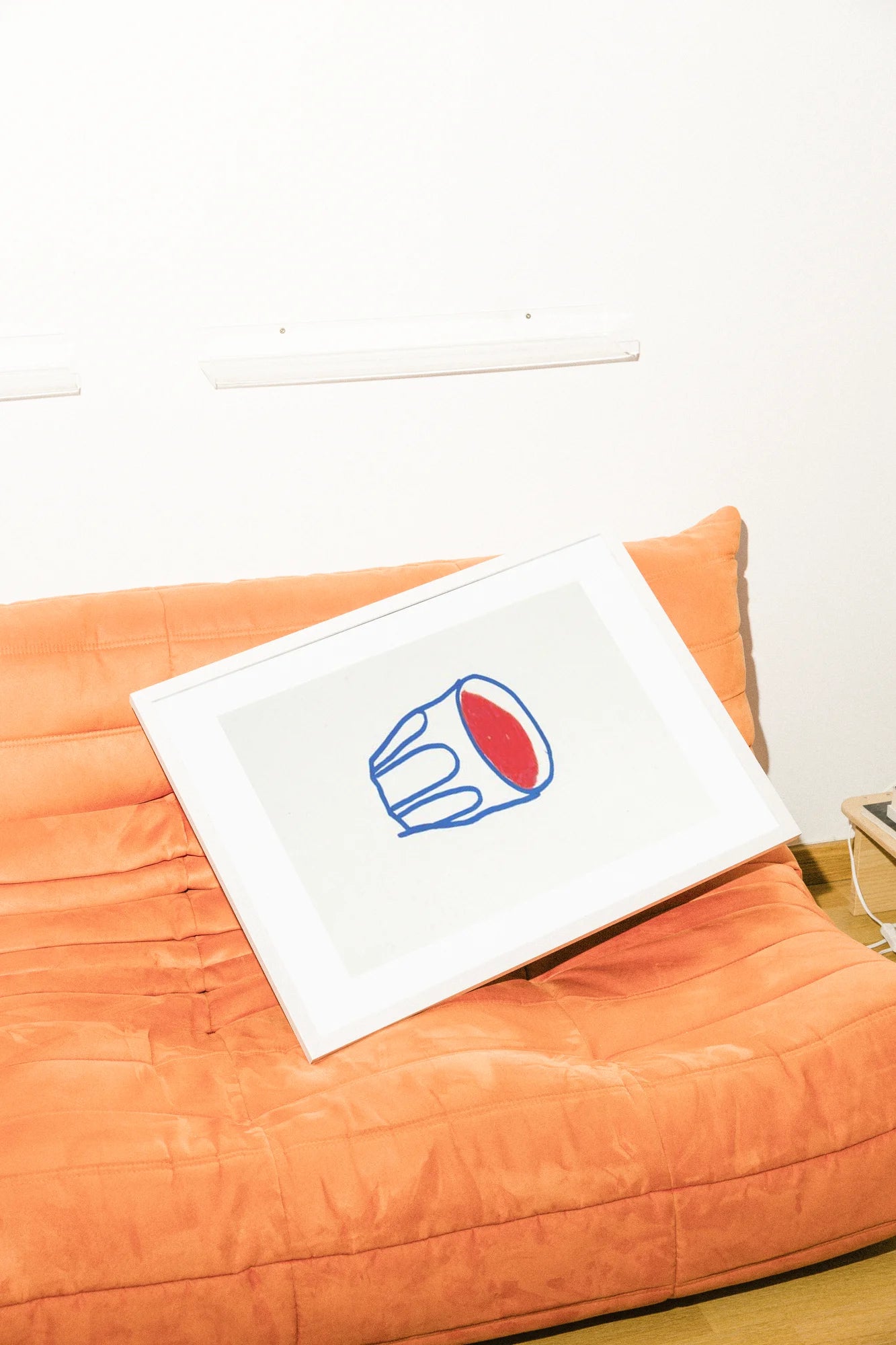 Des contours d'encre audacieux encadrent une tasse ludique de liquide rouge, capturant une ambiance minimaliste par un blocage de couleurs plates.. blue, bold, ink, minimalist, red