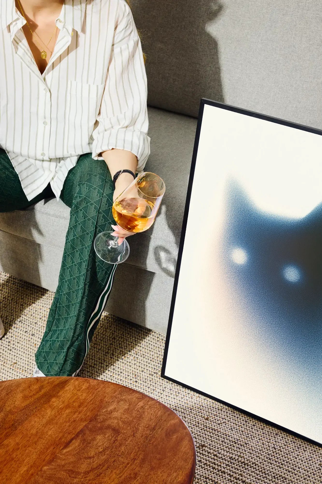 Silent Gaze - drinkglass-sofa