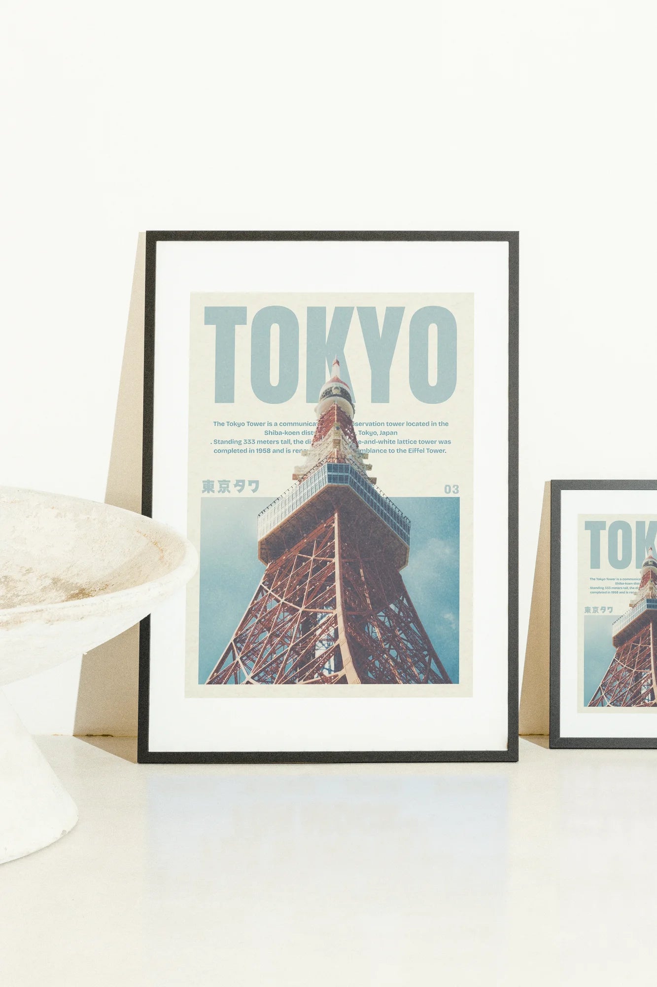 La Tour de Tokyo métallique et chaleureuse se silhouettant sur une étendue bleue fraîche, capturée avec une clarté vintage.. blue, photographic, red, retro, urban, vintage, white