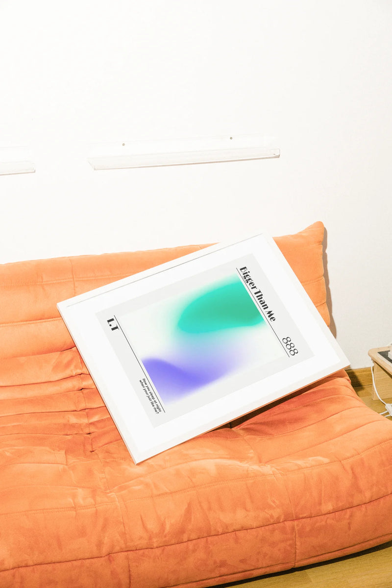 Œuvre d'art numérique minimaliste avec des dégradés de sarcelle, de violet et de blanc. Les éléments textuels 'Bigger Than Me 888' et 'L.T.' encadrent une ambiance sereine et contemplative.. abstract, minimalist, purple, serene, teal, white