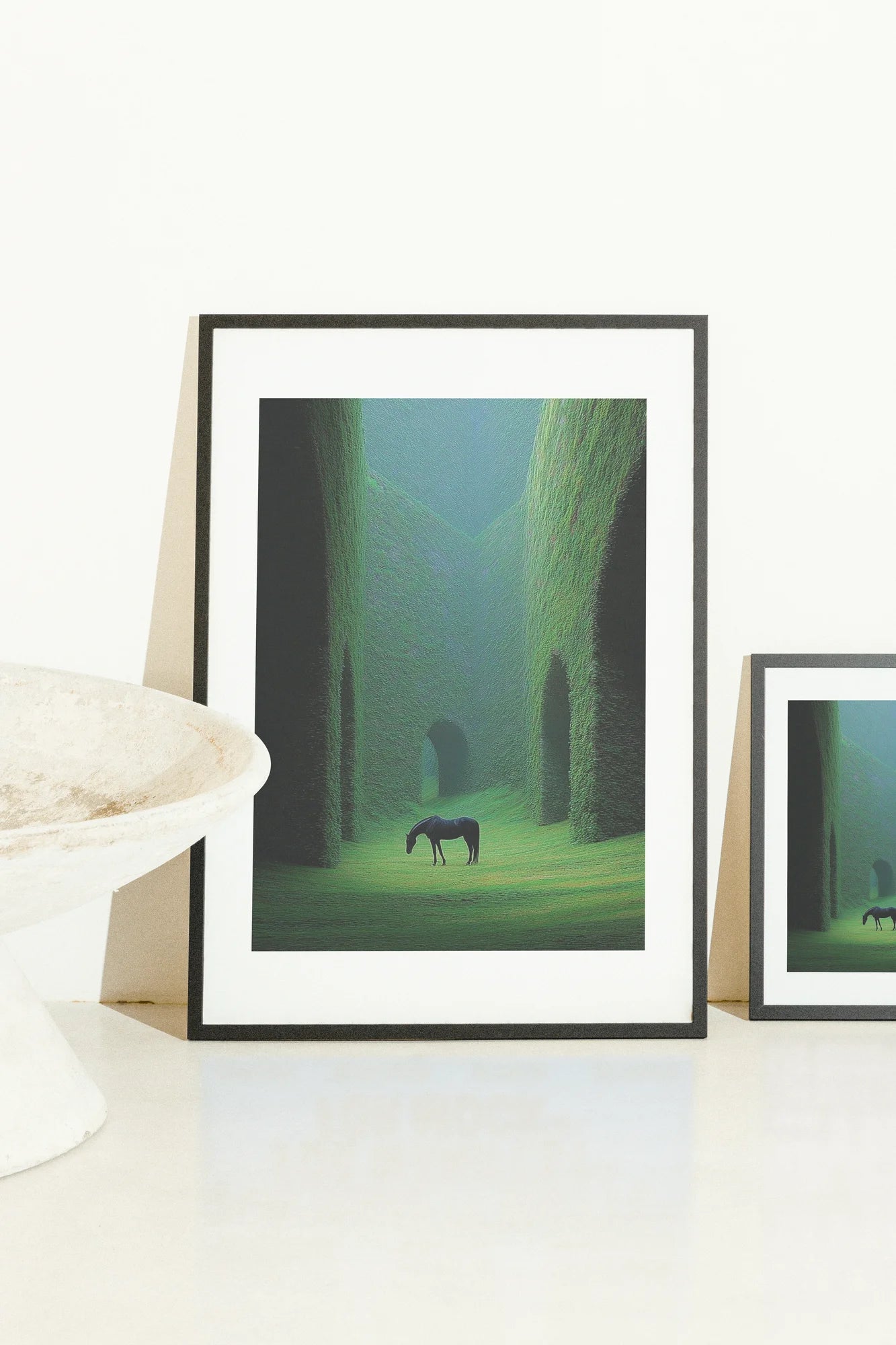 Un cheval noir solitaire se tient dans un tunnel étroit couvert de mousse, encadré par des murs verts et un fond bleu serein. Une composition tranquille et surréaliste invite à la réflexion dans ce s. black, digital, green, minimalist, surreal