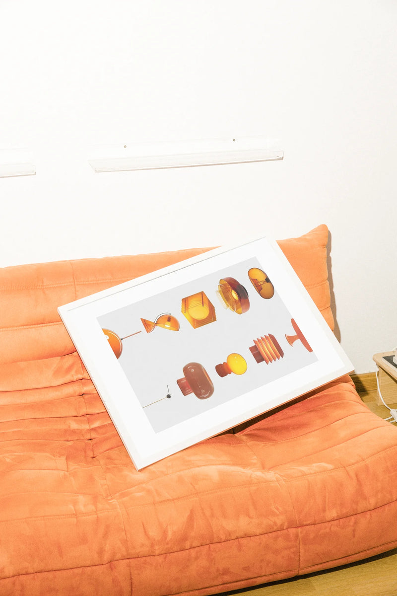 Une grille minimaliste de lampes vintage aux tons ambre chauds, créant une atmosphère nostalgique et douillette grâce à des contrastes de couleurs audacieux et des formes géométriques épurées.. geometric, gold, minimalist, orange, vintage