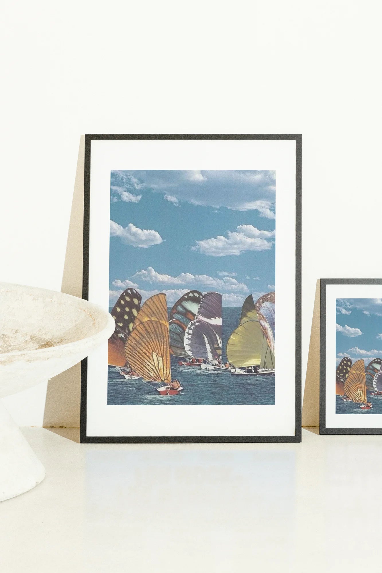 Des voiliers fantaisistes glissent sur des eaux océaniques vibrantes tandis que des ailes de papillons colorées s'élèvent comme des voiles sous un ciel doux et éthéré.. blue, marine, orange, photographic, purple, serene, yellow