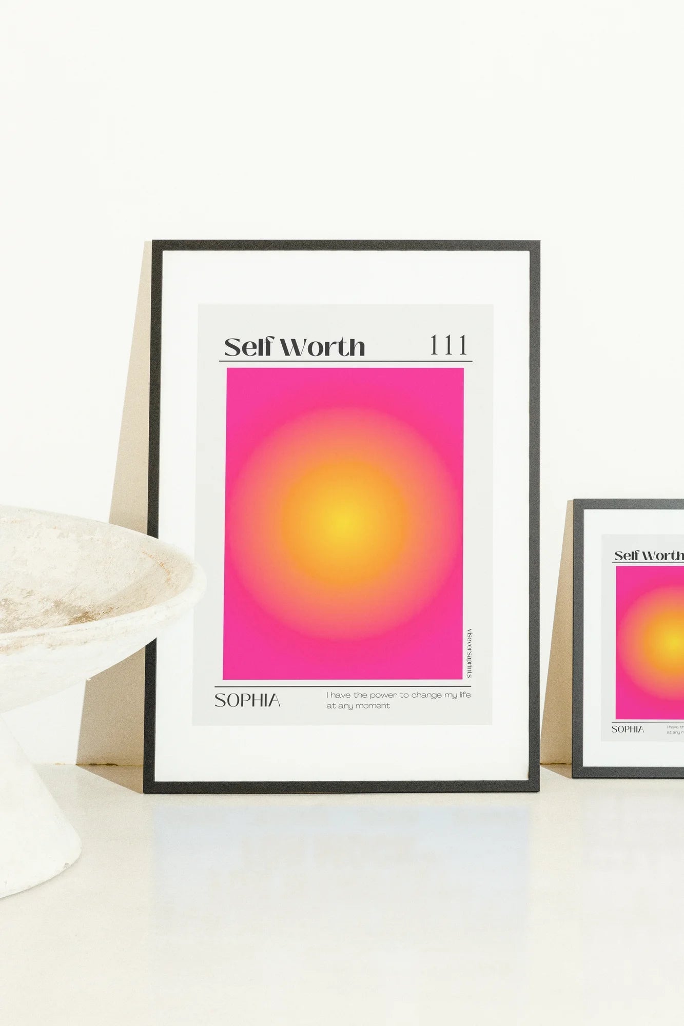 Une sphère dégradée vibrante passe du rose doux à l'ambre chaud sur une toile d'un blanc éclatant, encadrée par une typographie audacieuse. Un chef-d'œuvre numérique moderne évoquant l'espoir et l'énergie.. abstract, minimalist, modern, orange, pink
