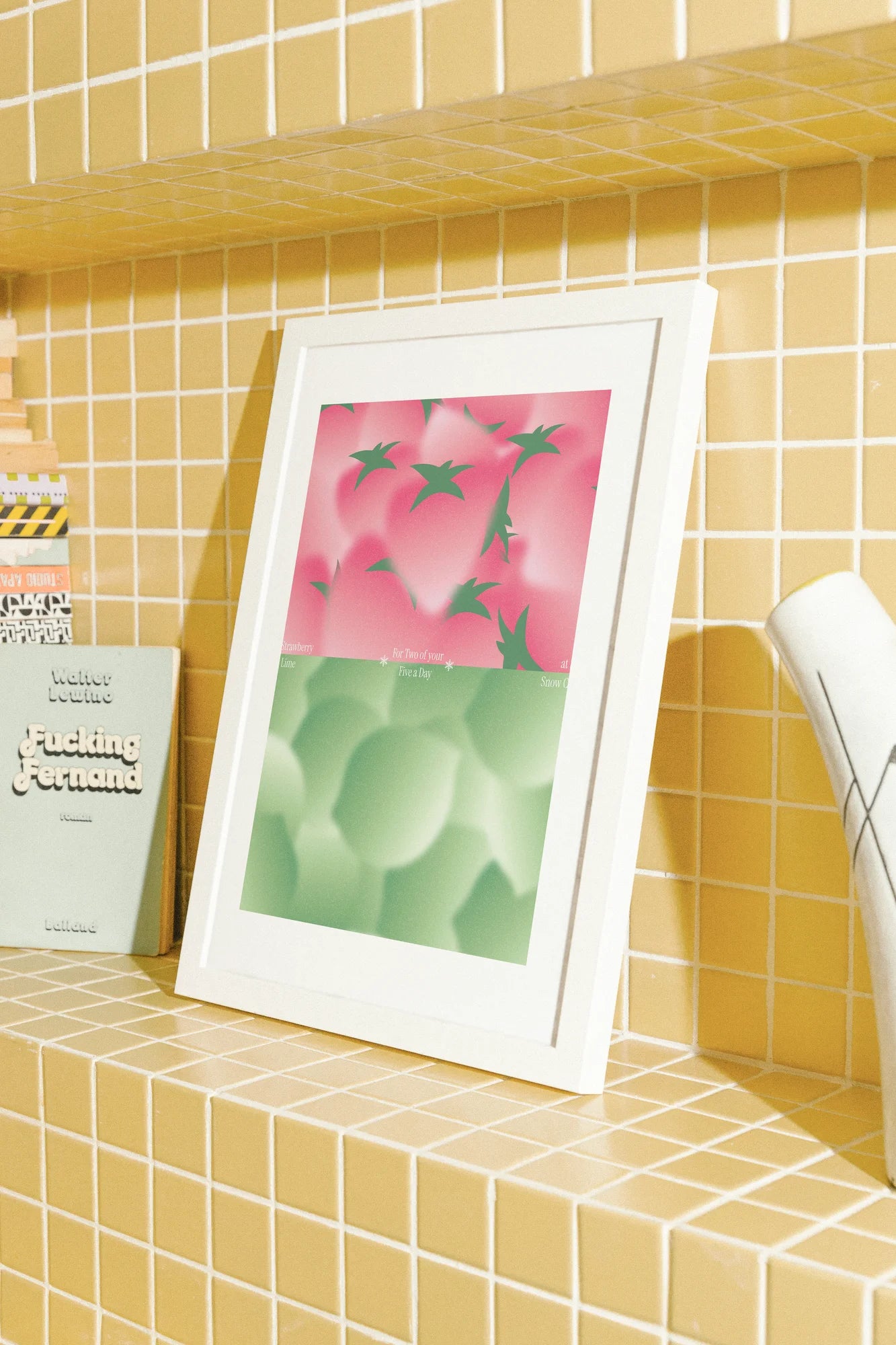 Style de légende de galerie d'art moderne, illustration numérique vibrante de fraises fraîches et d'un fond de feuilles vertes, dégradés de rose doux pour les baies, composition superposée nette.. digital, fresh, green, modern, pink, vibrant
