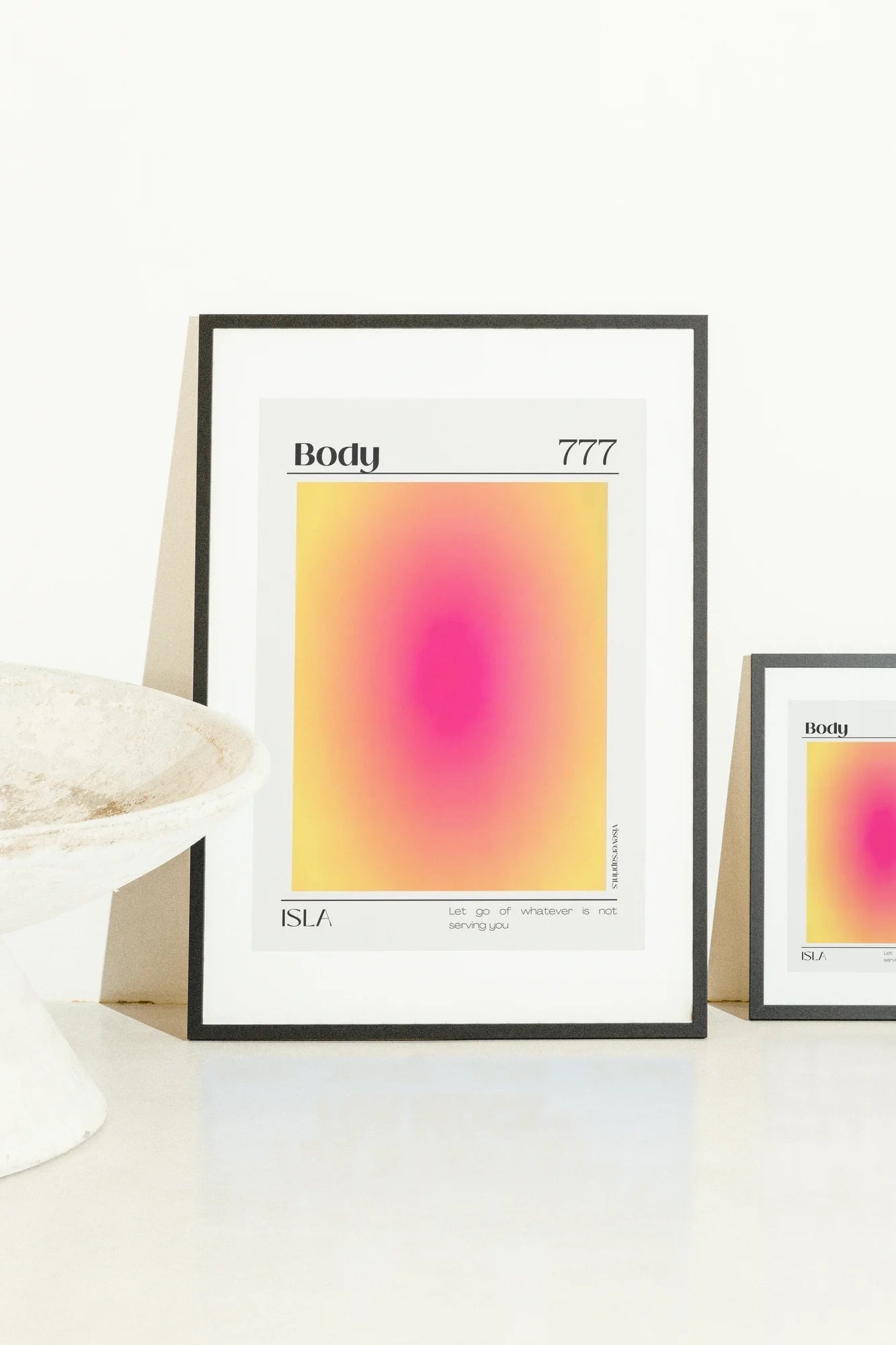 Des jaunes aux roses se dissolvent dans un paysage numérique serein. Une typographie minimaliste ancre un champ de dégradé calme, évoquant une vitalité contemporaine et un rythme tranquille.. abstract, geometric, minimalist, pink, yellow