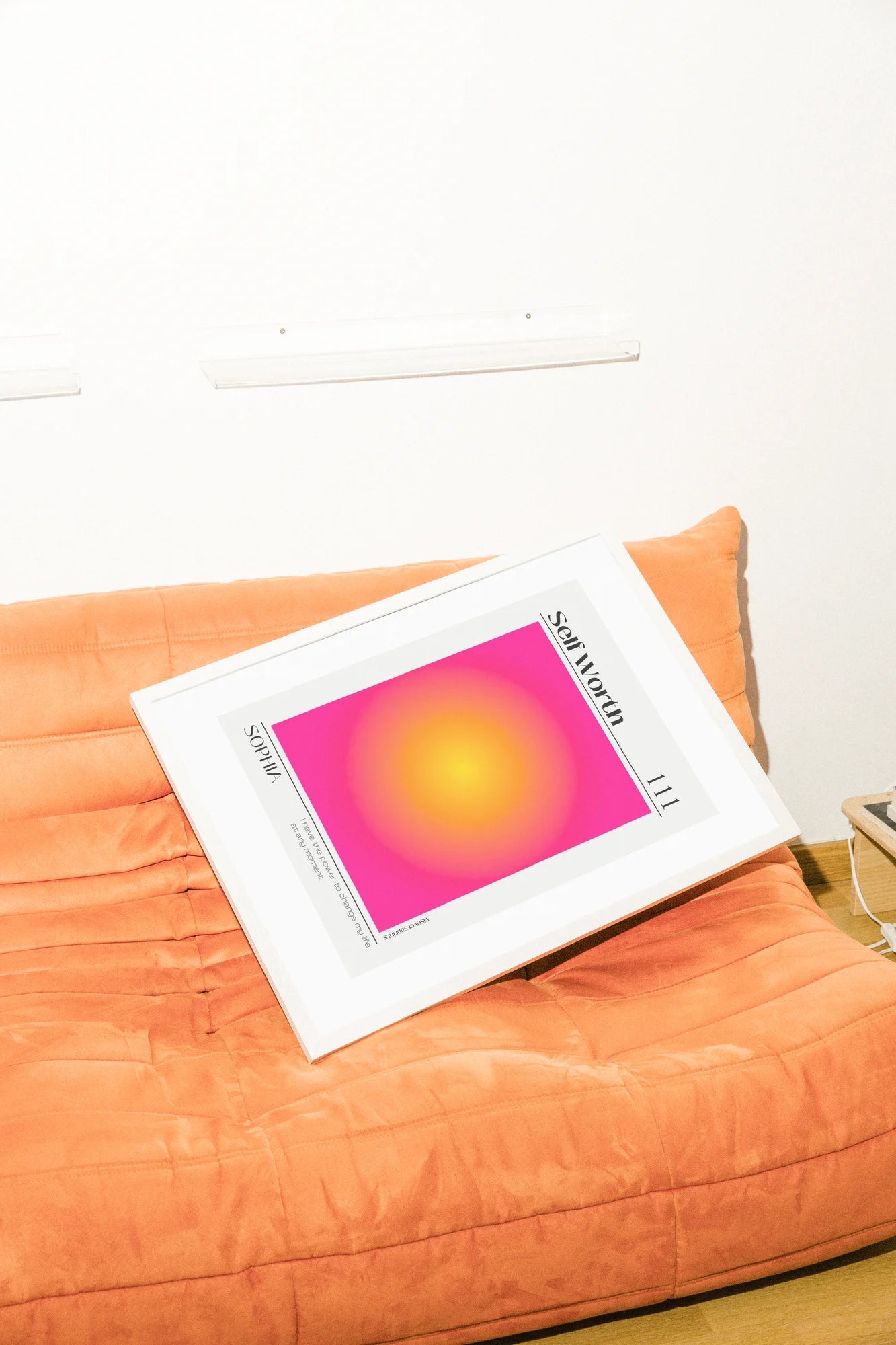 Une sphère dégradée vibrante passe du rose doux à l'ambre chaud sur une toile d'un blanc éclatant, encadrée par une typographie audacieuse. Un chef-d'œuvre numérique moderne évoquant l'espoir et l'énergie.. abstract, minimalist, modern, orange, pink