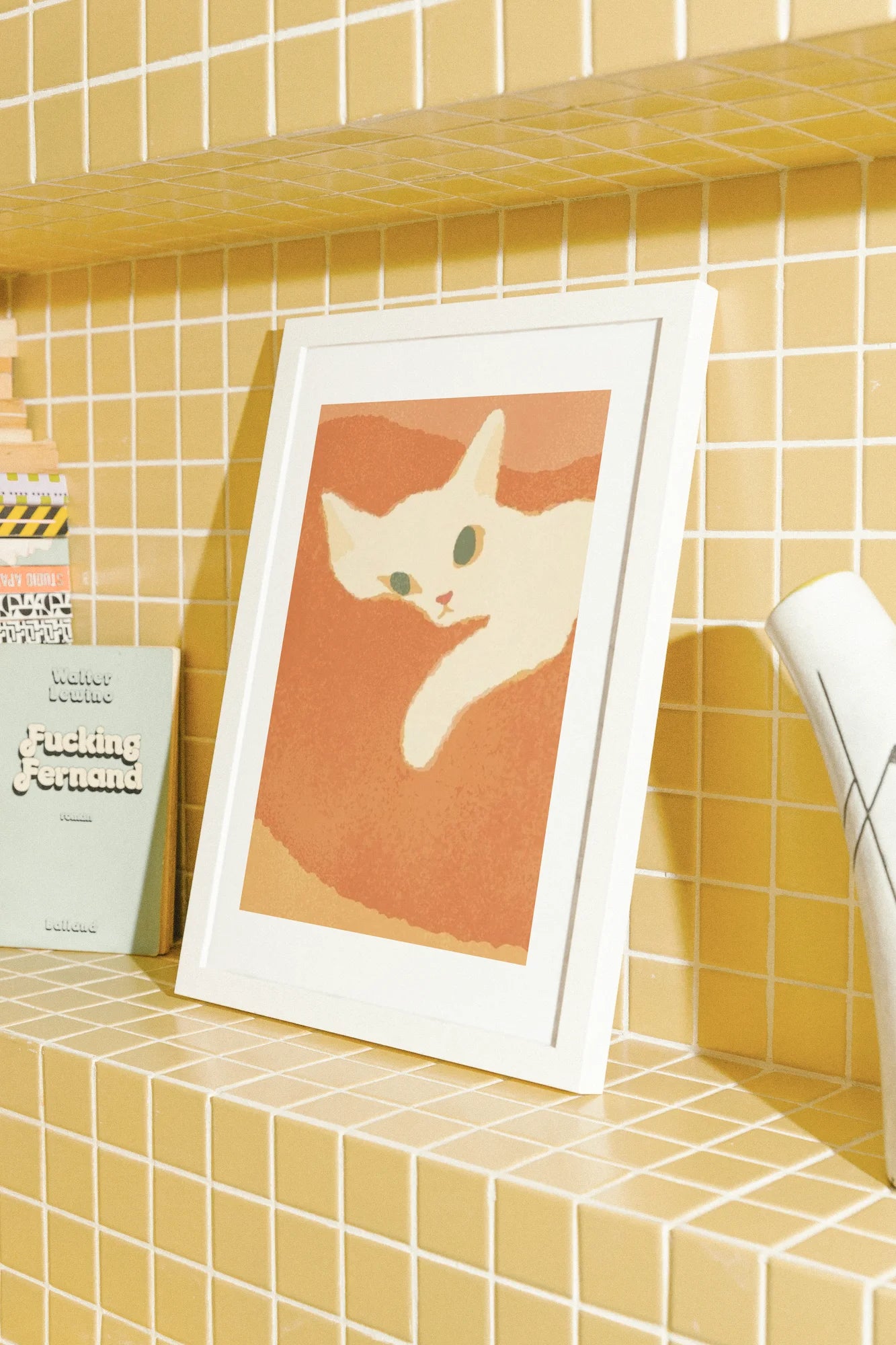 Un chat blanc minimaliste repose délicatement sur une toile orange chaude, évoquant la tranquillité et la paix domestique.. animal, digital, minimalist, orange, white
