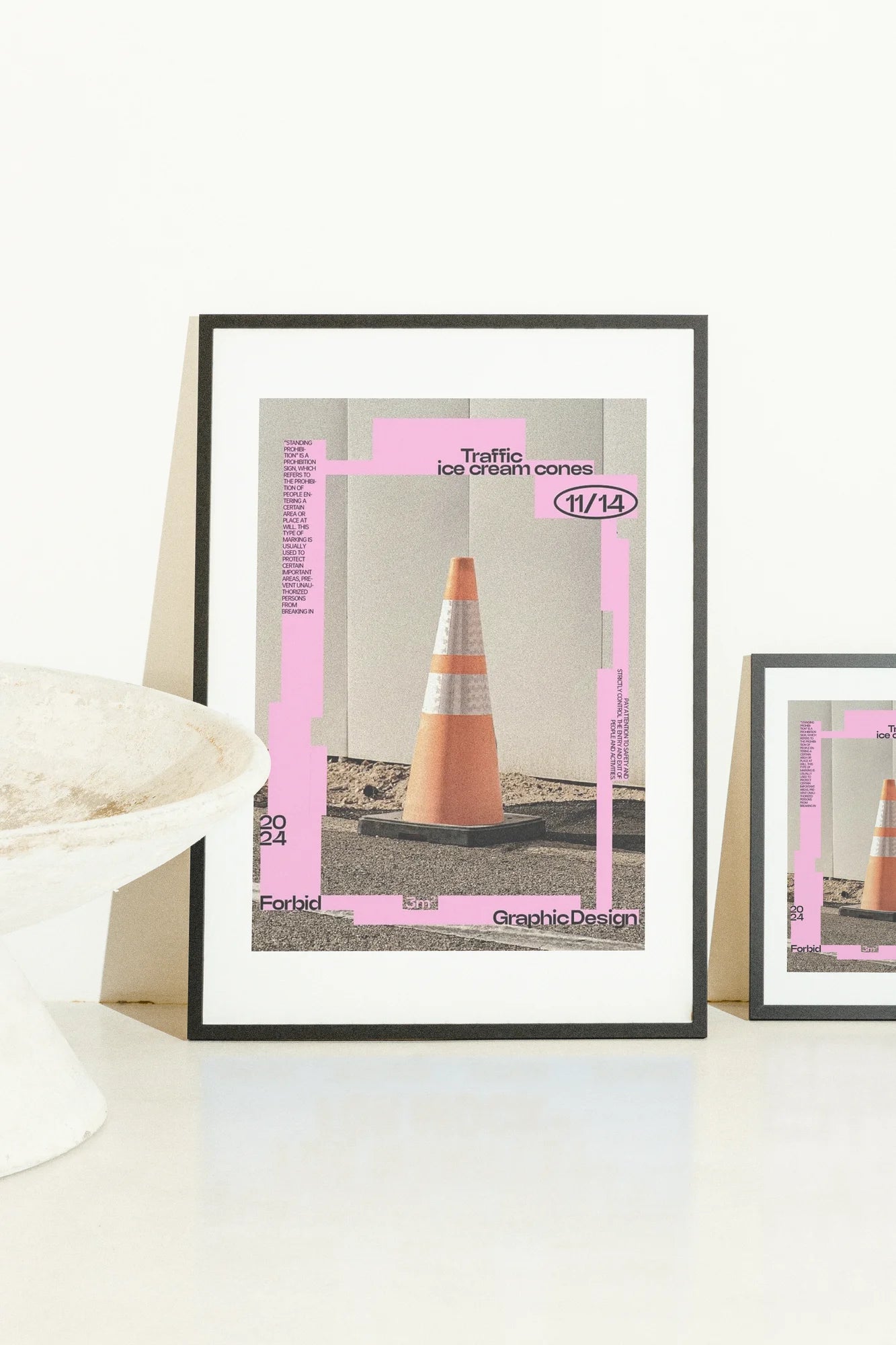 Un cône de signalisation orange vibrant rencontre une géométrie rose doux dans un espace urbain. Design graphique audacieux et minimaliste capturant la culture de rue contemporaine.. geometric, gray, minimalist, orange, pink, urban