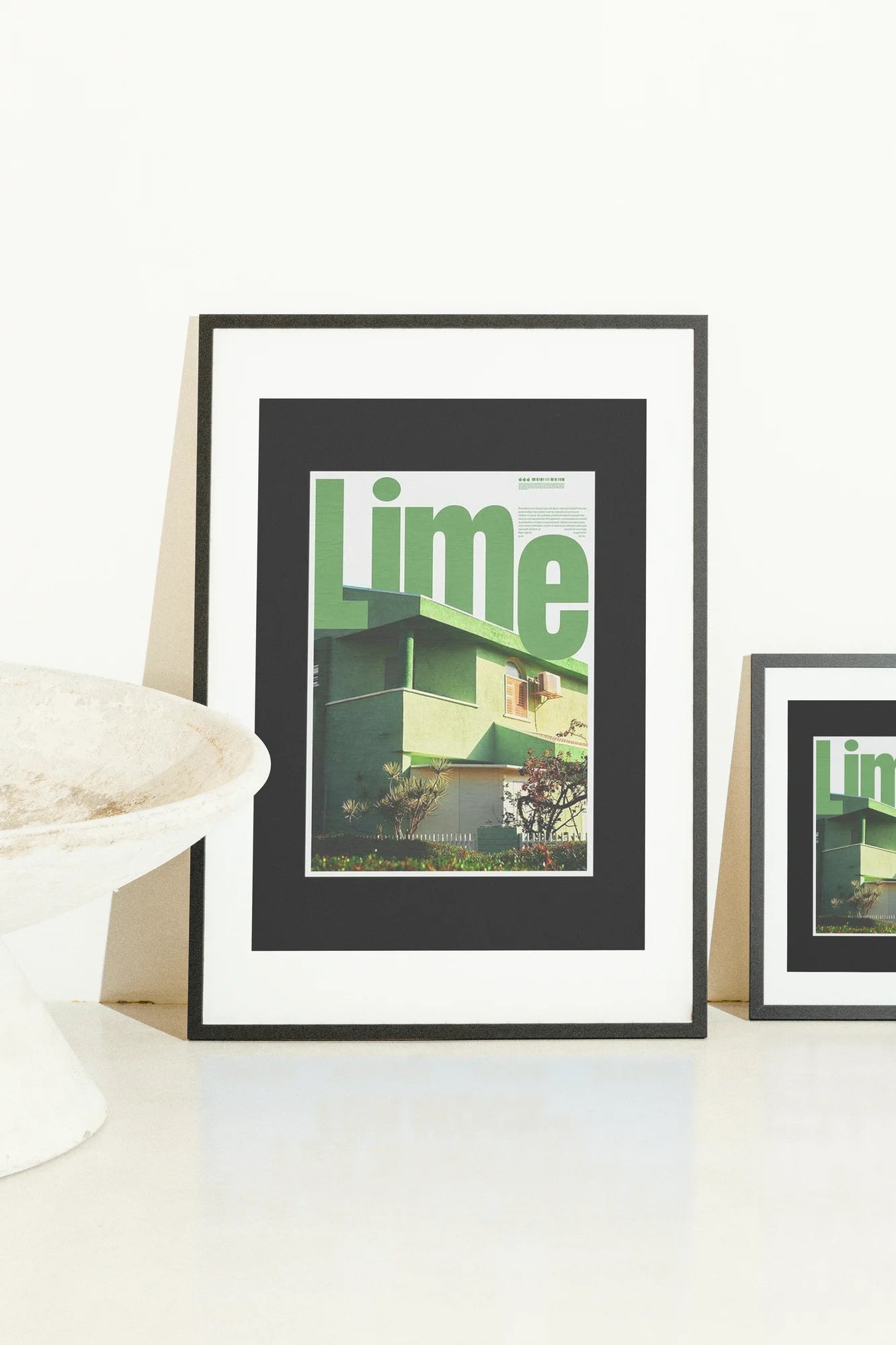 Photographie d'une maison résidentielle verte encadrée par une typographie audacieuse 'Lime', mêlant modernité vibrante et tons naturels sereins.. earth, green, modern, photographic, serene, vibrant