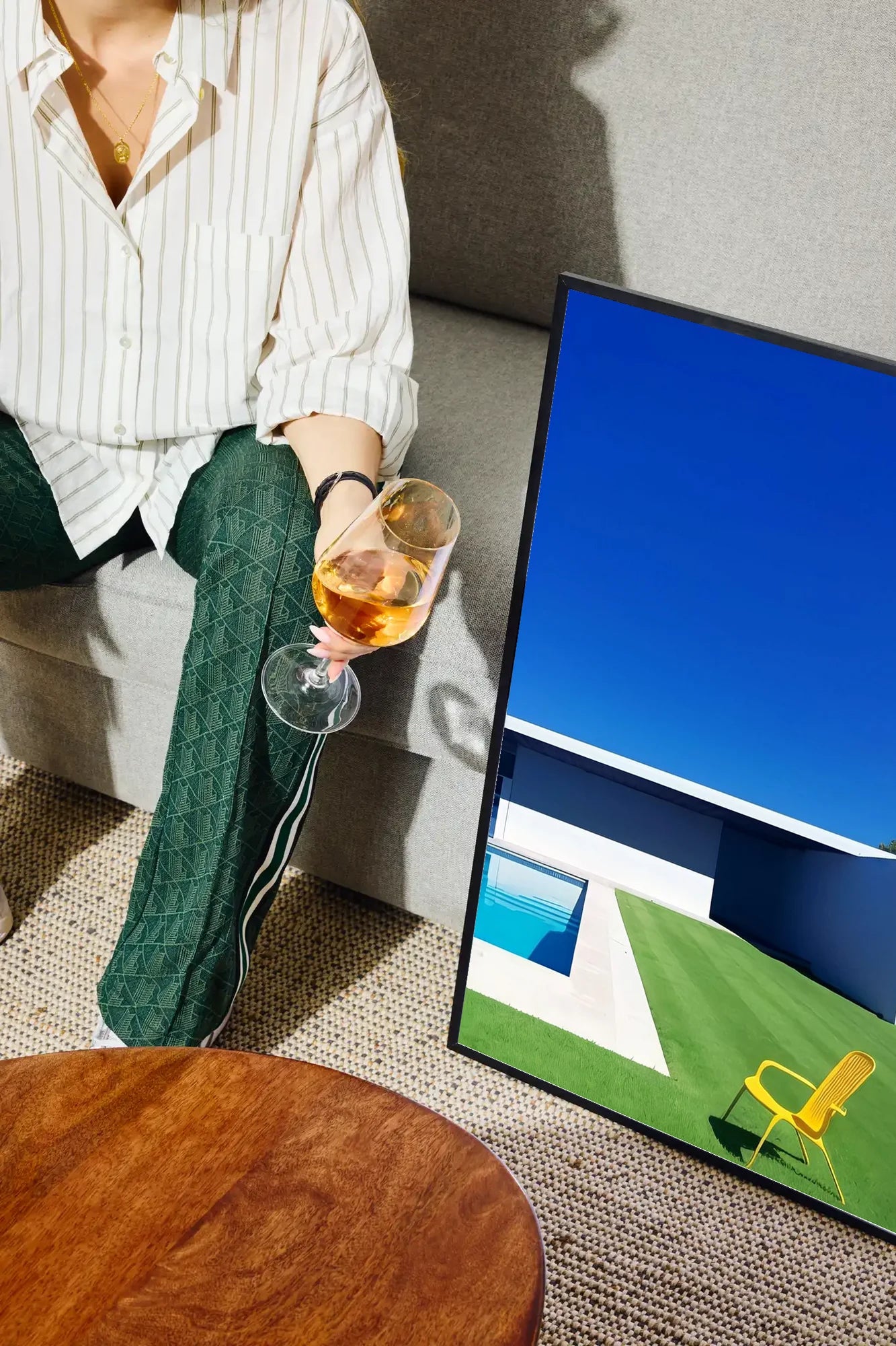 Quiet Green Oasis - drinkglass-sofa