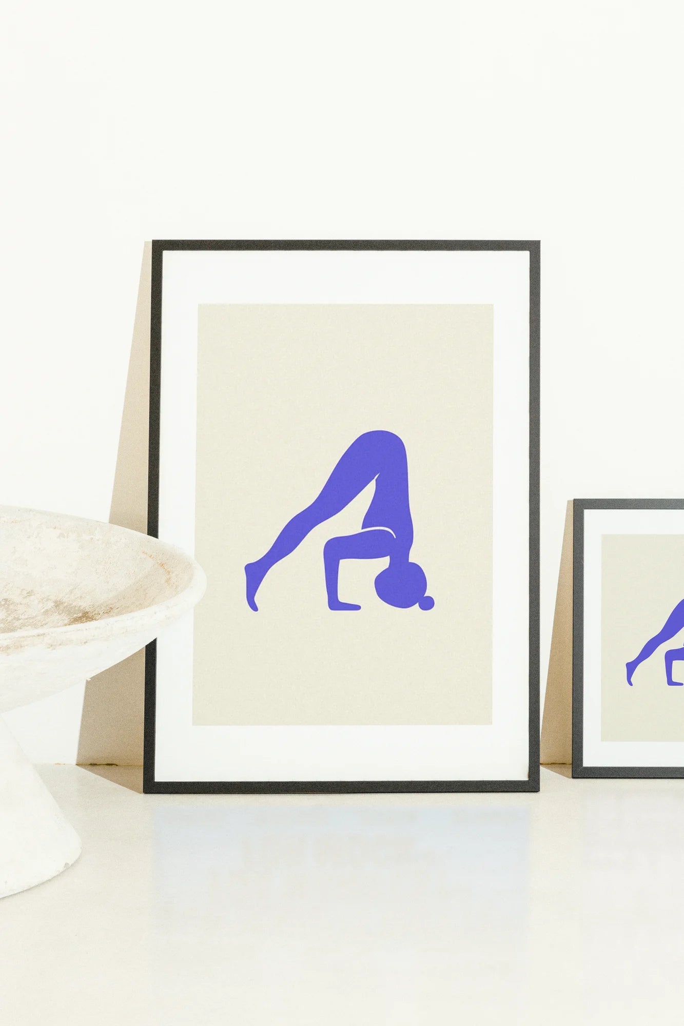 Une figure bleue minimaliste exécute une posture du chien tête en bas sur un fond beige clair, évoquant la sérénité et un calme concentré.. beige, blue, digital, minimalist, serene