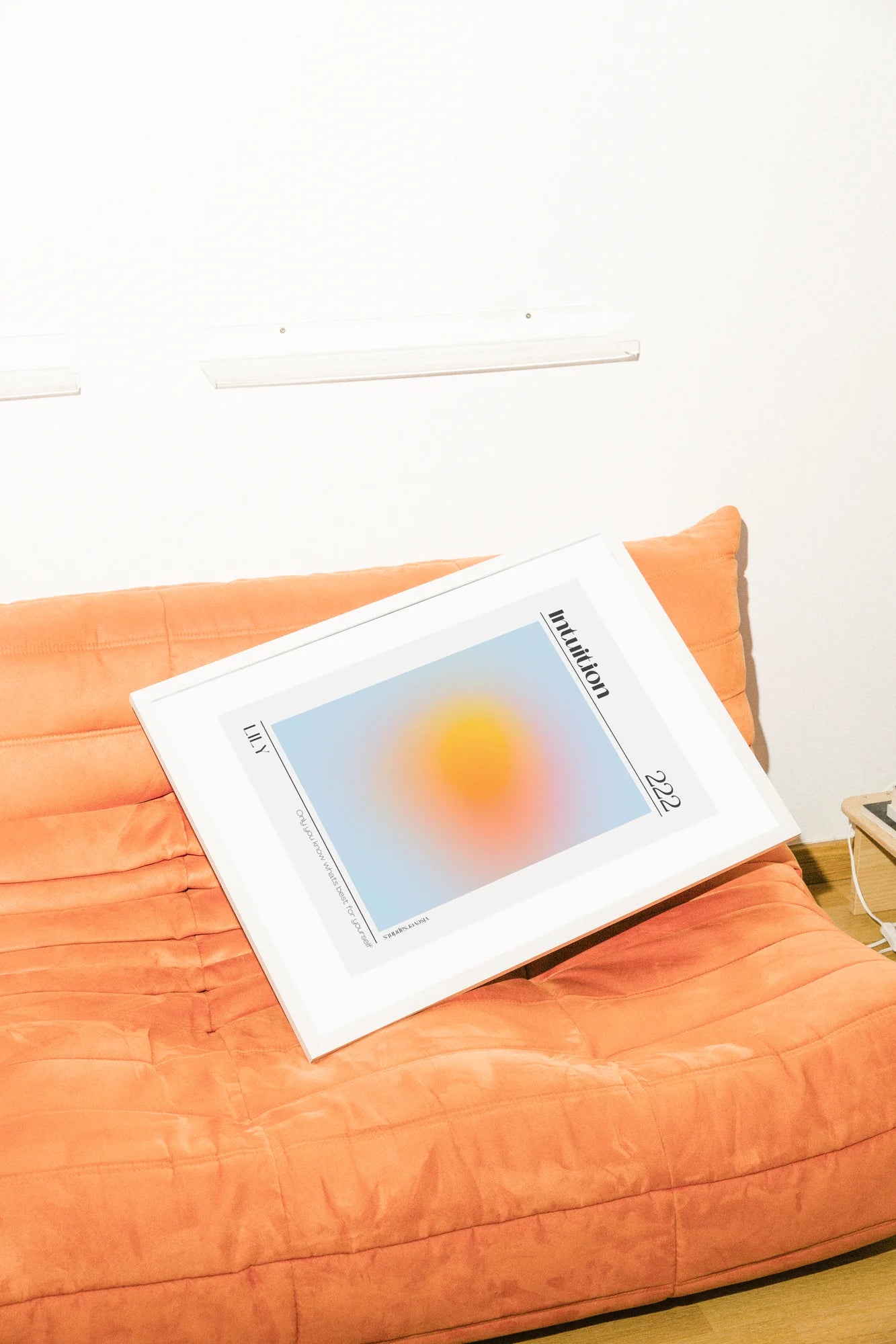 Illustration numérique minimaliste d'un dégradé chaud orange-jaune centré sur un fond bleu clair doux, encadré par un texte audacieux pour une ambiance introspective et sereine.. blue, digital, minimalist, orange, serene, yellow