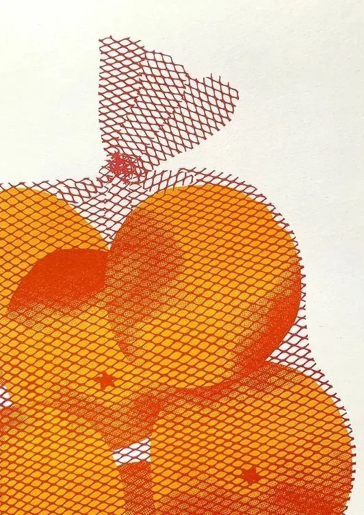Des teintes audacieuses d'orange et de rouge forment un motif maillé vibrant sur un sac d'oranges, superposant des formes abstraites pour créer une ambiance énergique et joyeuse.. digital, geometric, orange, red, vibrant