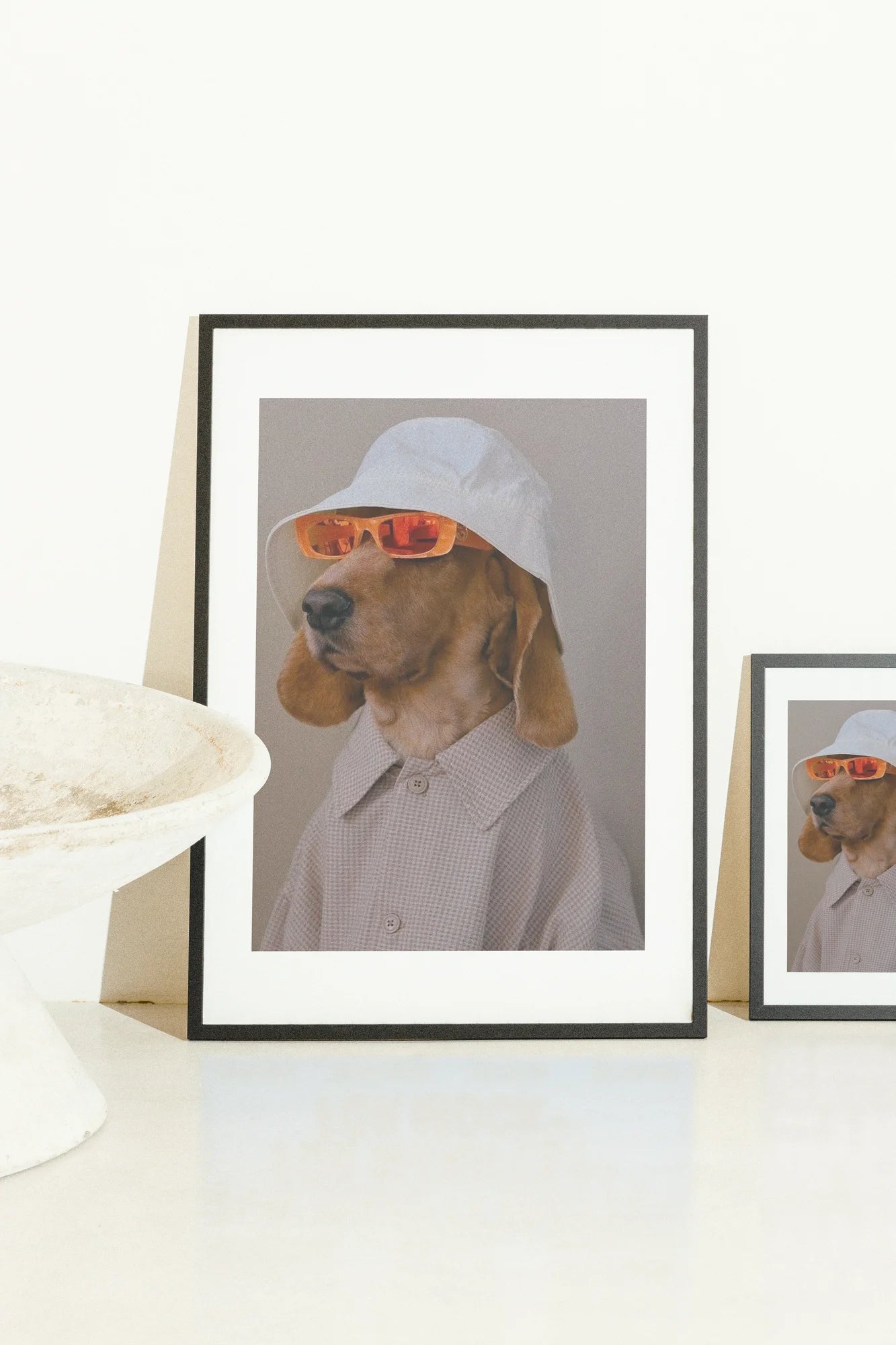 Fantaisie réaliste : un basset hound en chemise à carreaux beige et bob gris clair, portant des lunettes de soleil, sur un fond neutre.. brown, earthy, gray, orange, photographic, playful
