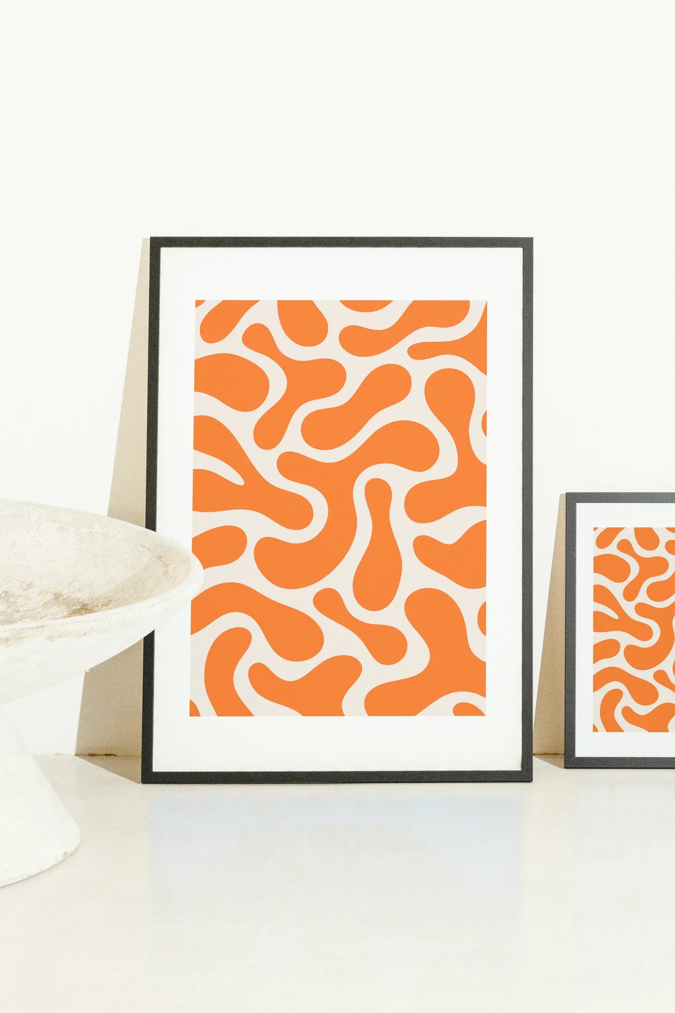 Des formes organiques vibrantes orange et blanc cassé créent une énergie audacieuse et ludique dans cette illustration numérique minimaliste. Des courbes douces évoquent un mouvement fluide sur la toile.. abstract, minimalist, orange, vibrant, white