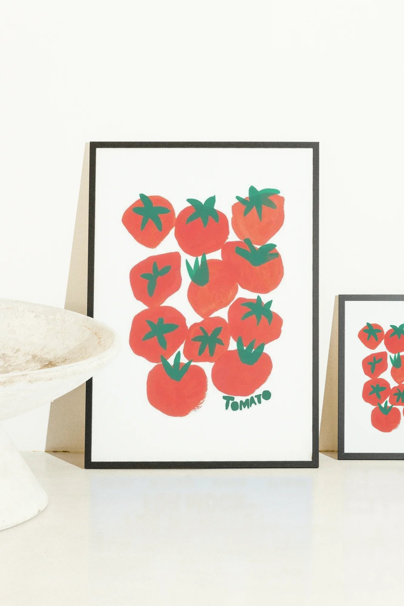 Un groupe fantaisiste de tomates d'un rouge audacieux, rendu à l'aquarelle avec des tiges vertes expressives, arrangé en une grille ludique.. botanical, green, minimalist, red, vibrant