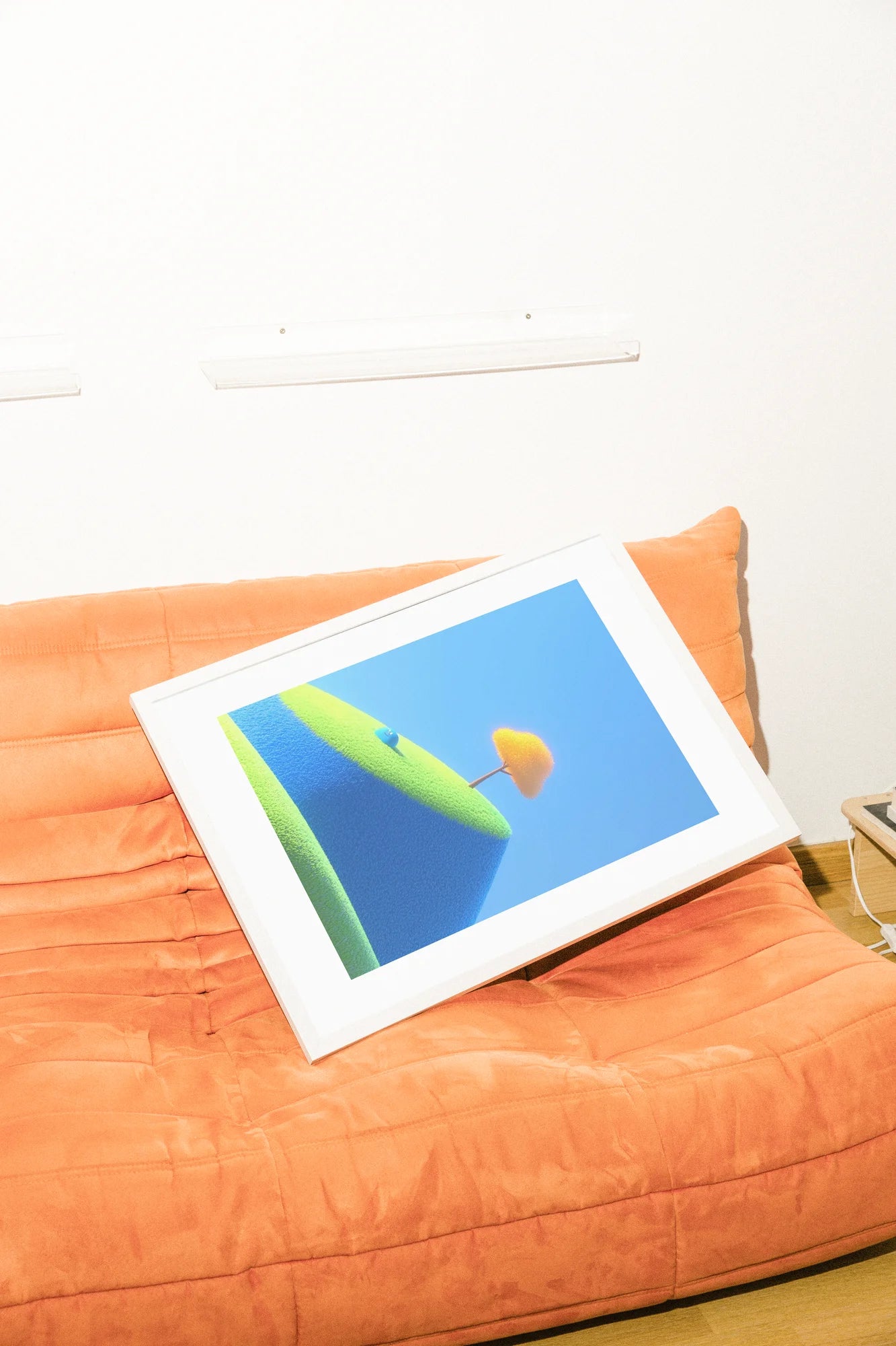 Paysage numérique minimaliste présentant une colline dégradée vert-bleu couronnée par un oranger, associé à un personnage bleu fantaisiste sous un ciel clair.. blue, green, illustration, minimalist, orange, vibrant