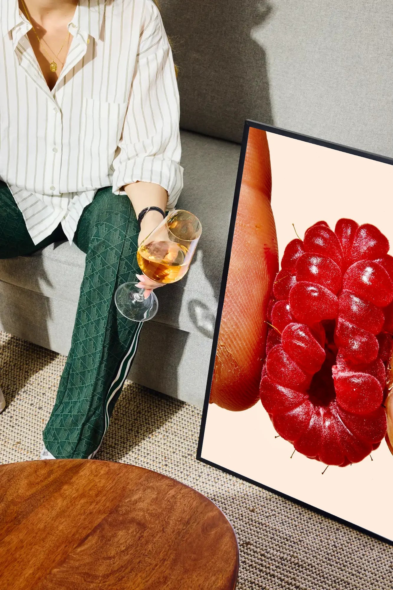 Red Fingers - drinkglass-sofa