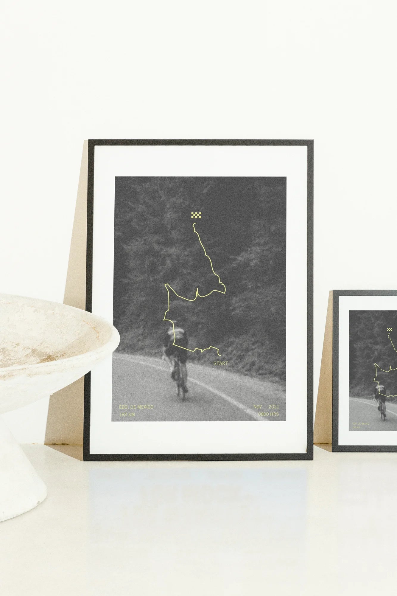 Une illustration graphique au trait d'un cycliste traversant un chemin sinueux en noir et blanc saisissant, ponctué de reflets jaunes vibrants. La composition dynamique évoque le mouvement et la vitesse.. black, illustration, line art, photographic, serene, yellow
